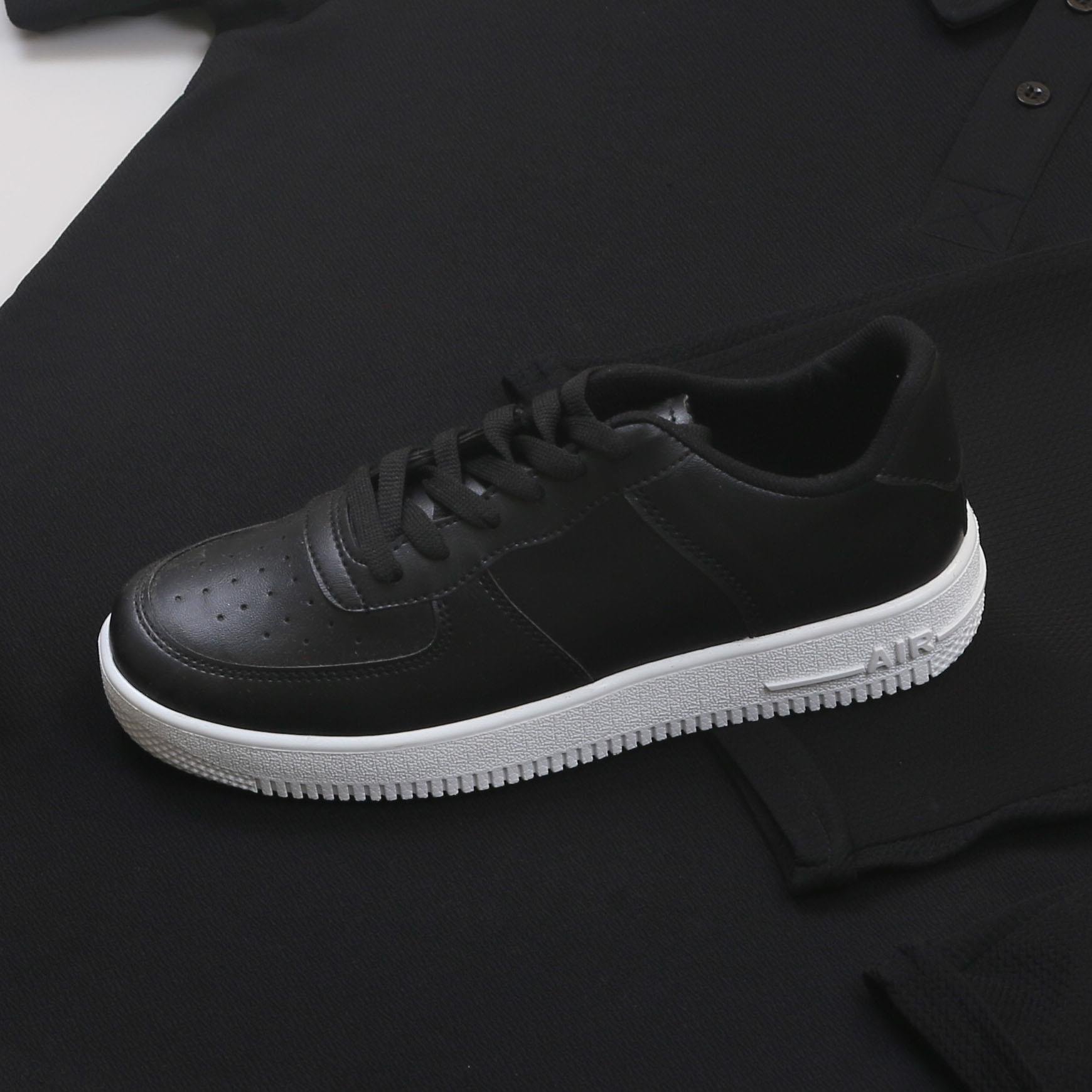 Siyah Polo Yaka Tişört Şort  Ayakkabı Kombin