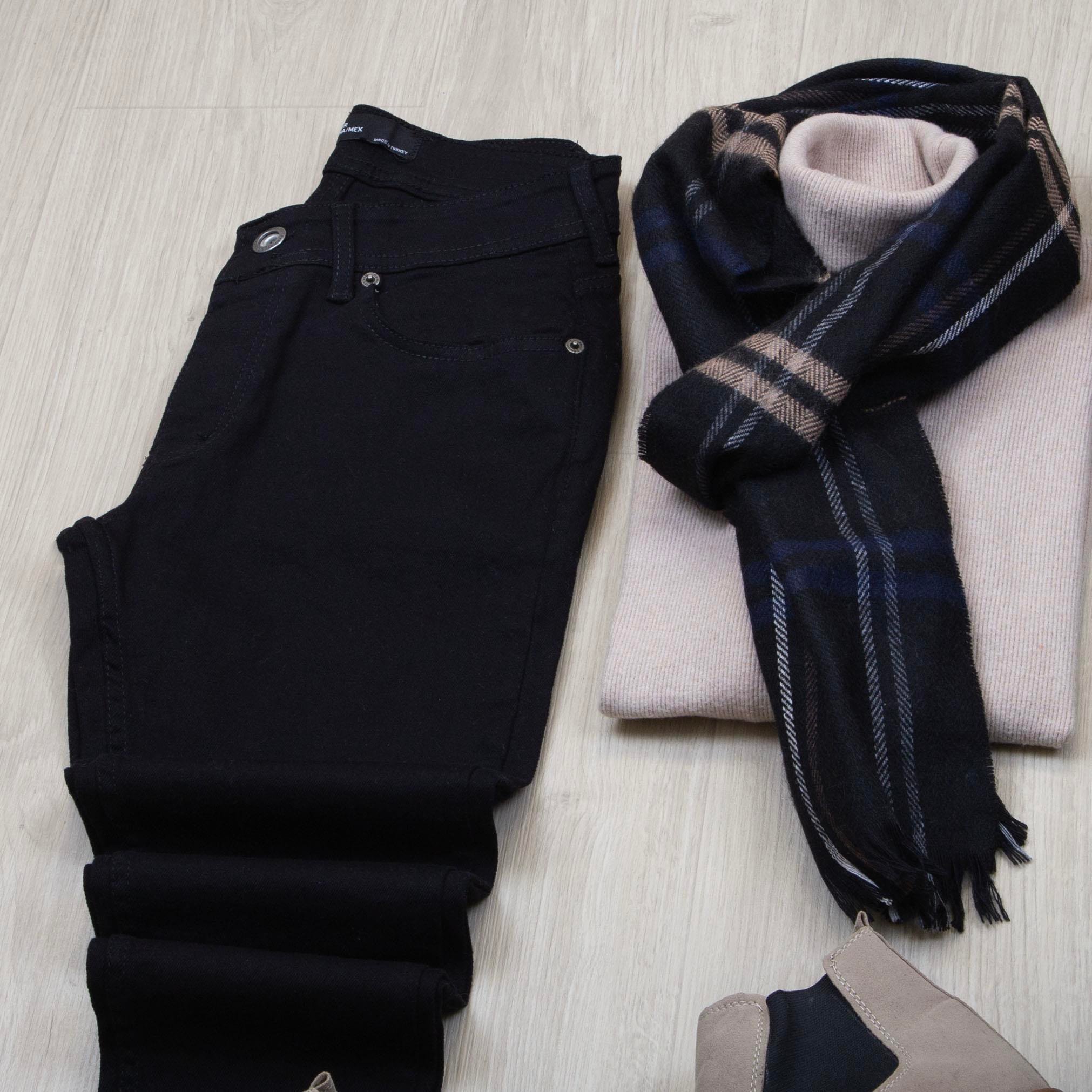 Siyah Şişme Mont Boğazlı Body Pantolon Bot Kombin