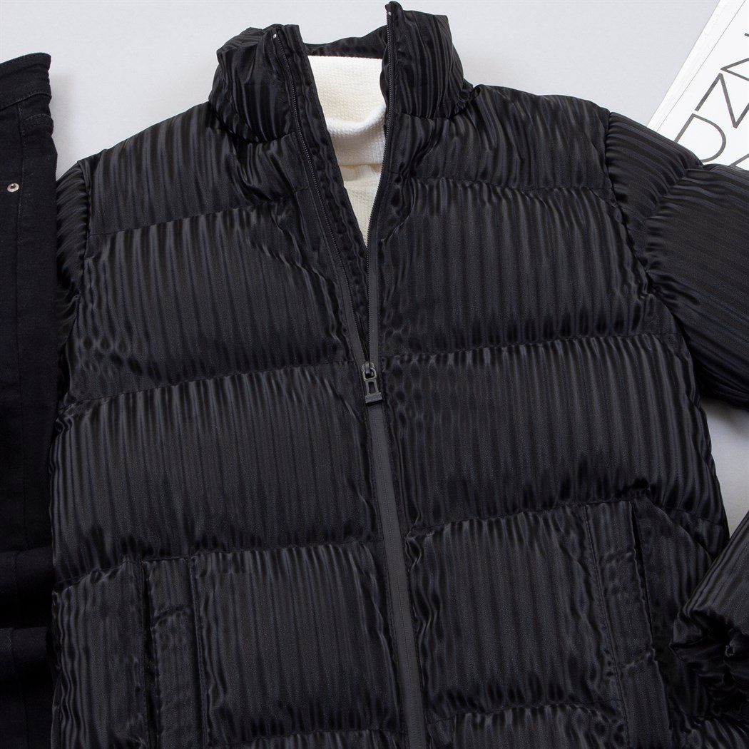 Siyah Şişme Mont Kazak Pantolon Ayakkabı Kombin