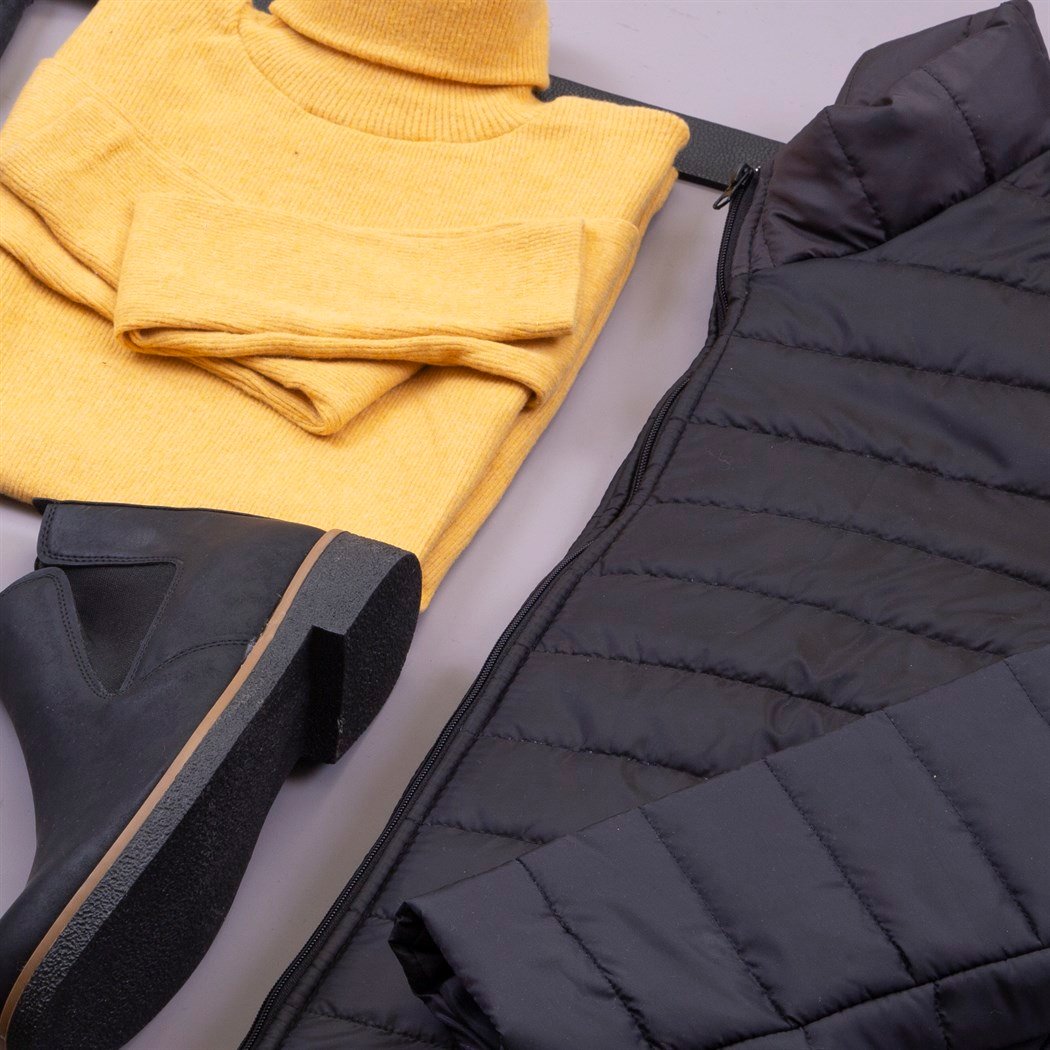 Siyah Şişme Mont Kazak Pantolon Bot Kombin