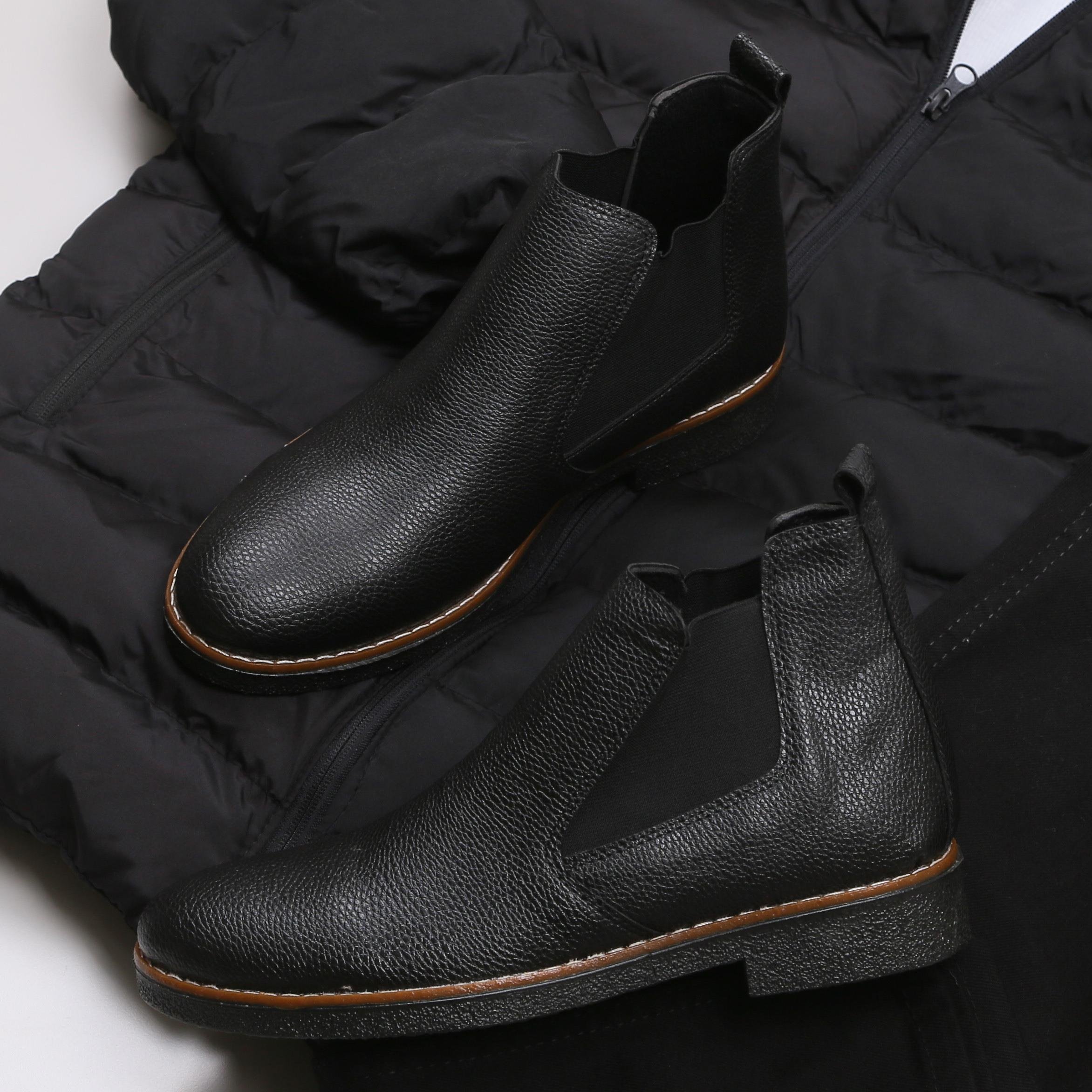 Siyah Şişme Mont Pantolon Bot Kombini