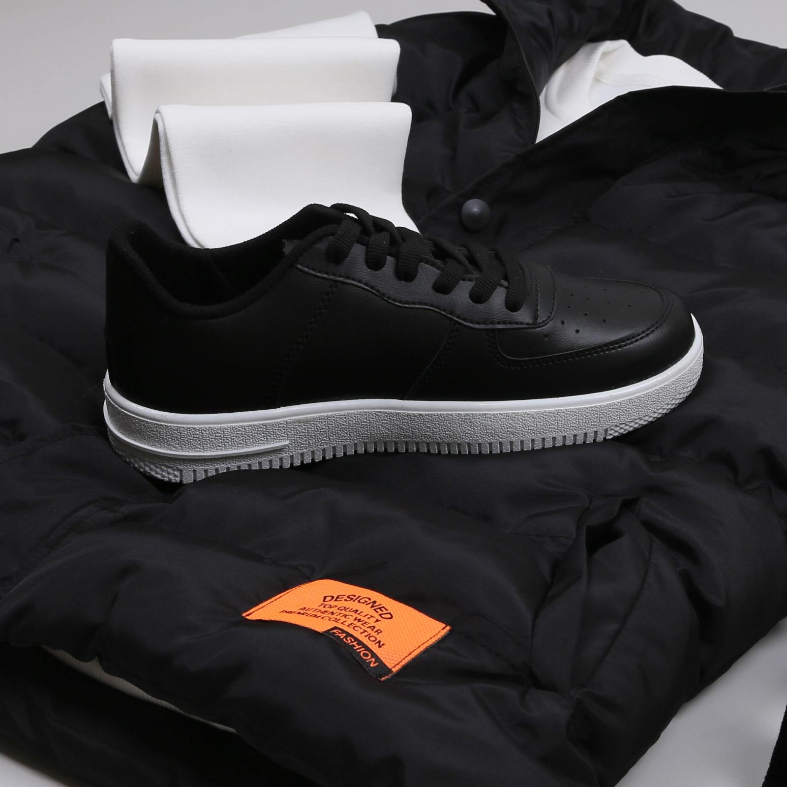 Siyah Şişme Yelek Beyaz Sweatshirt Kot Pantolon Ayakkabı Kombin