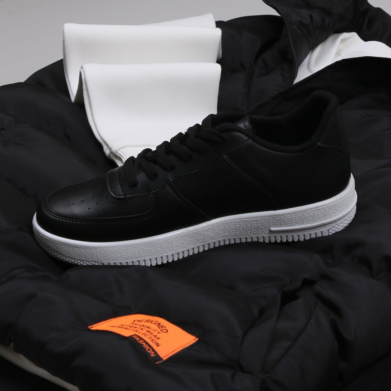 Siyah Şişme Yelek Beyaz Sweatshirt Siyah Eşofman Ayakkabı Kombin