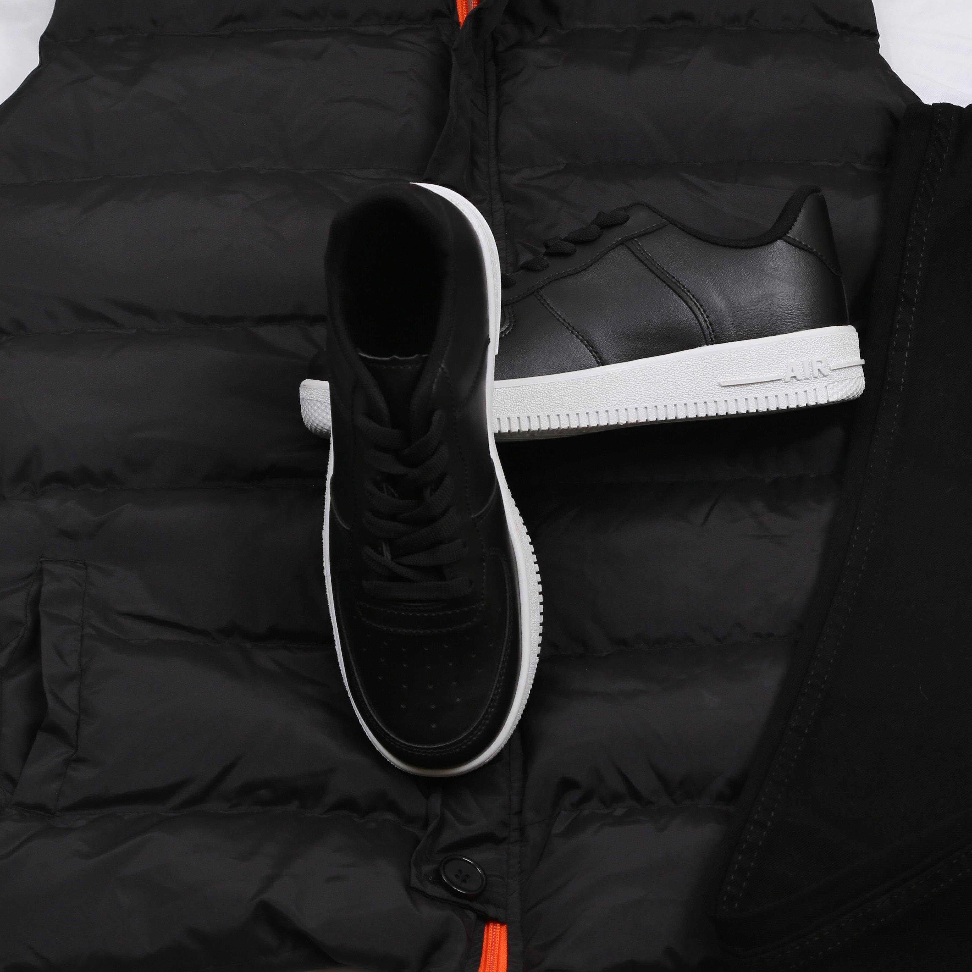 Siyah Şişme Yelek Kazak Pantolon Ayakkabı Kombin