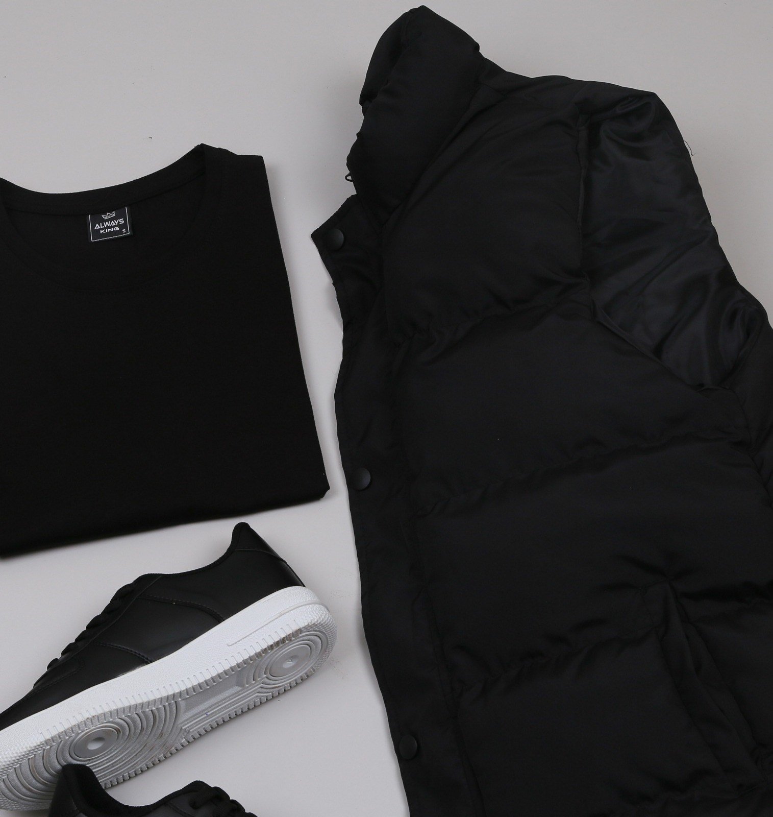 Siyah Şişme Yelek Siyah Kot Pantolon Siyah Tişört  Ayakkabı Kombini