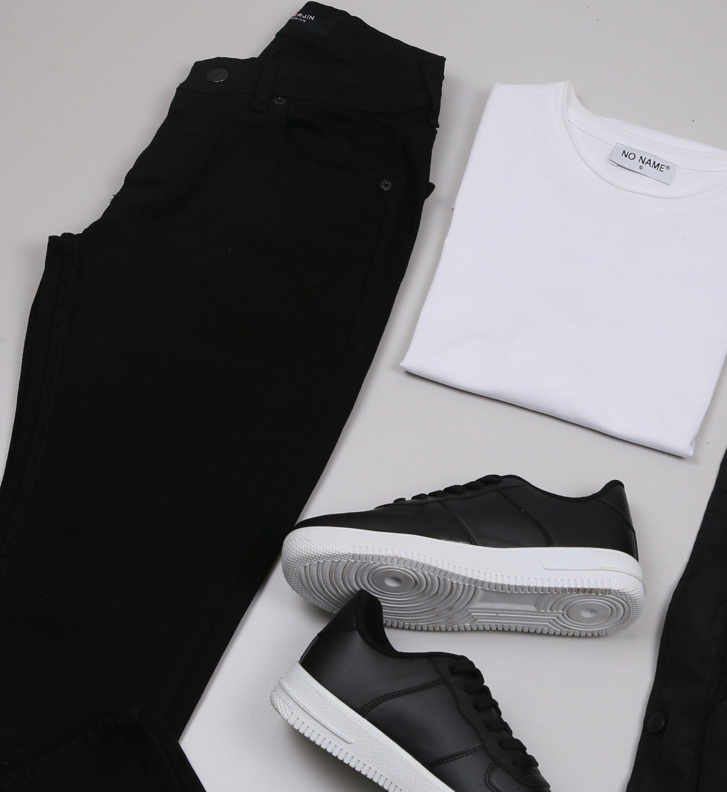 Siyah Şişme Yelek Siyah Kot Pantolon Tişört  Ayakkabı Kombini