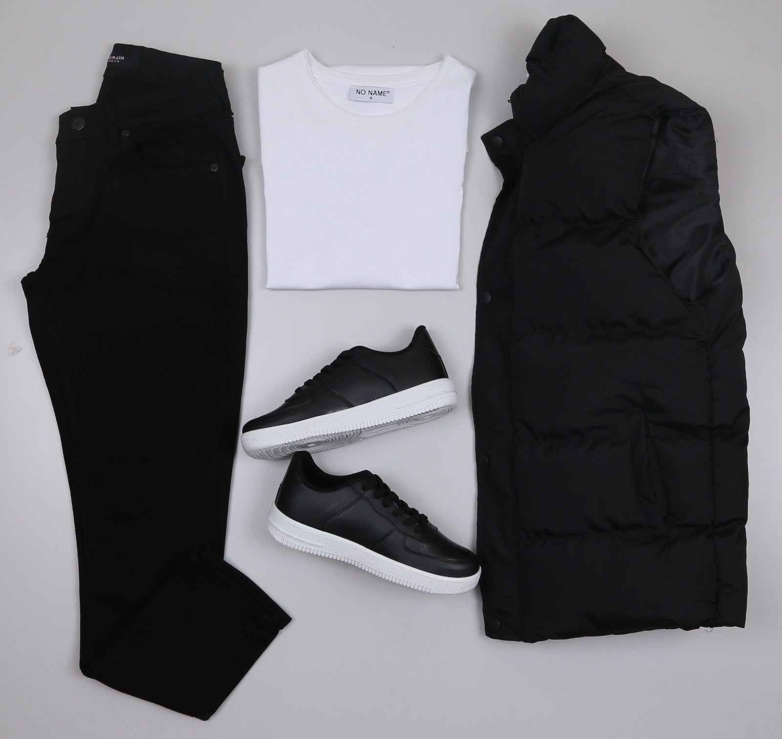 Siyah Şişme Yelek Siyah Kot Pantolon Tişört  Ayakkabı Kombini