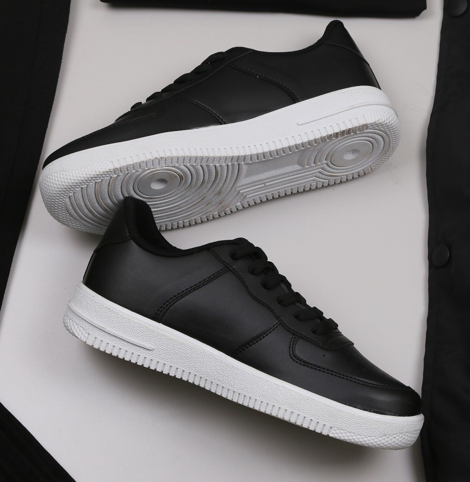 Siyah Şişme Yelek Siyah Kot Pantolon Tişört  Ayakkabı Kombini