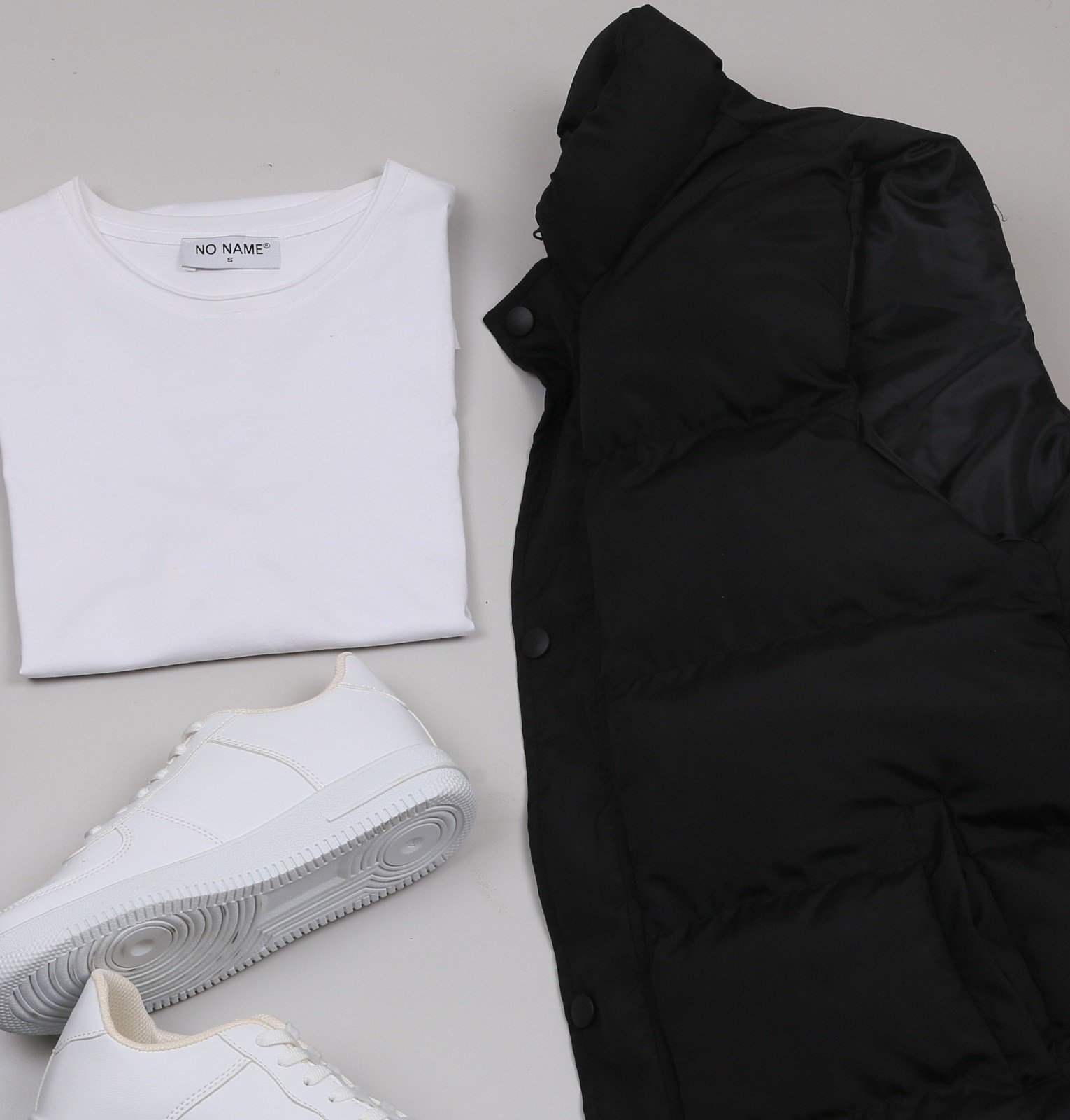 Siyah Şişme Yelek Siyah Kot Pantolon  Tişört Beyaz Ayakkabı Kombini