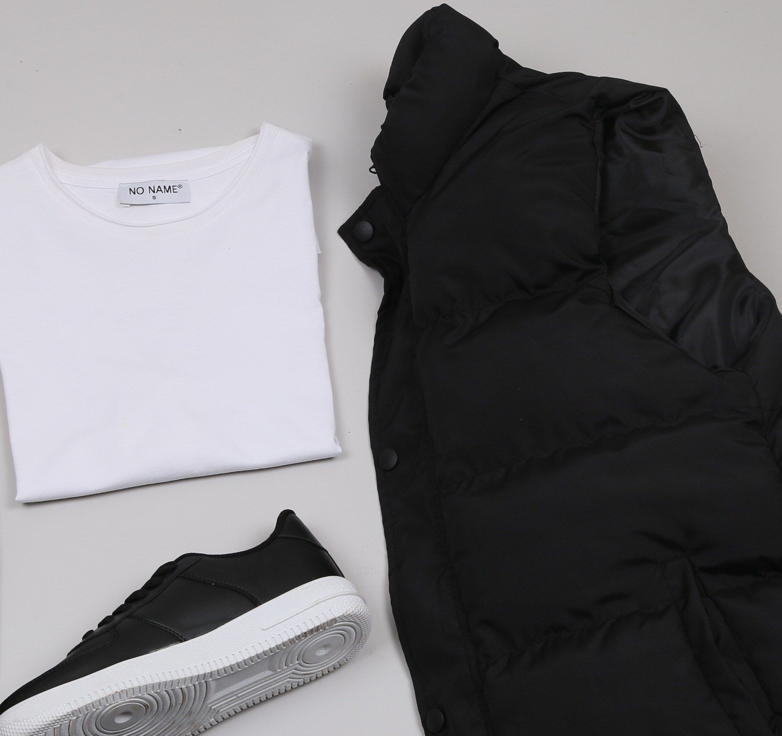 Siyah Şişme Yelek Siyah Kot Pantolon Tişört  Ayakkabı Kombini