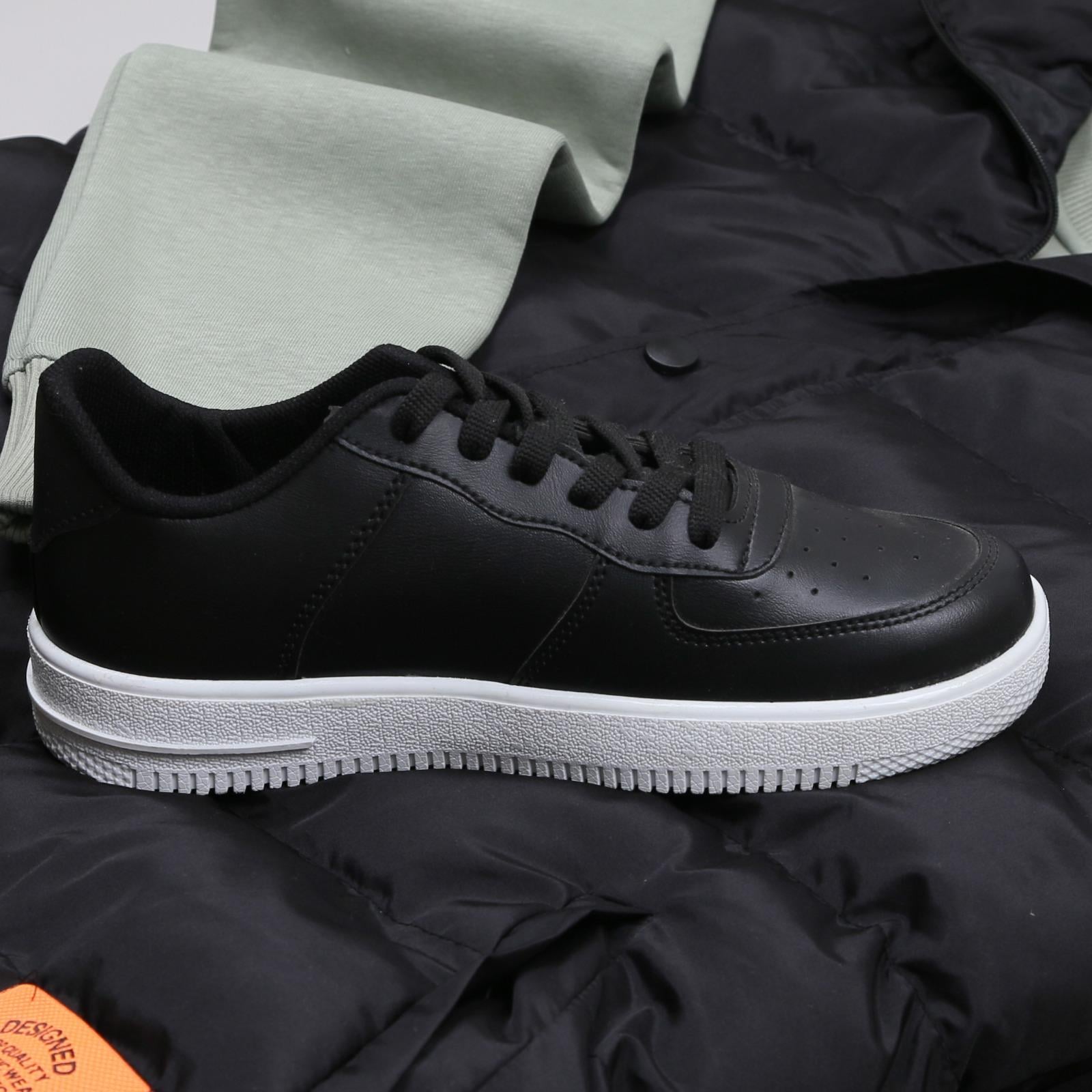 Siyah Şişme Yelek Sweat Eşofman Ayakkabı Kombin