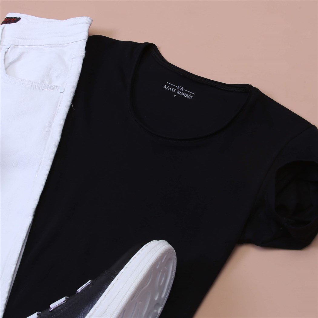 Siyah T-Shirt Beyaz Kot Pantolon Spor Ayakkabı Kombini 