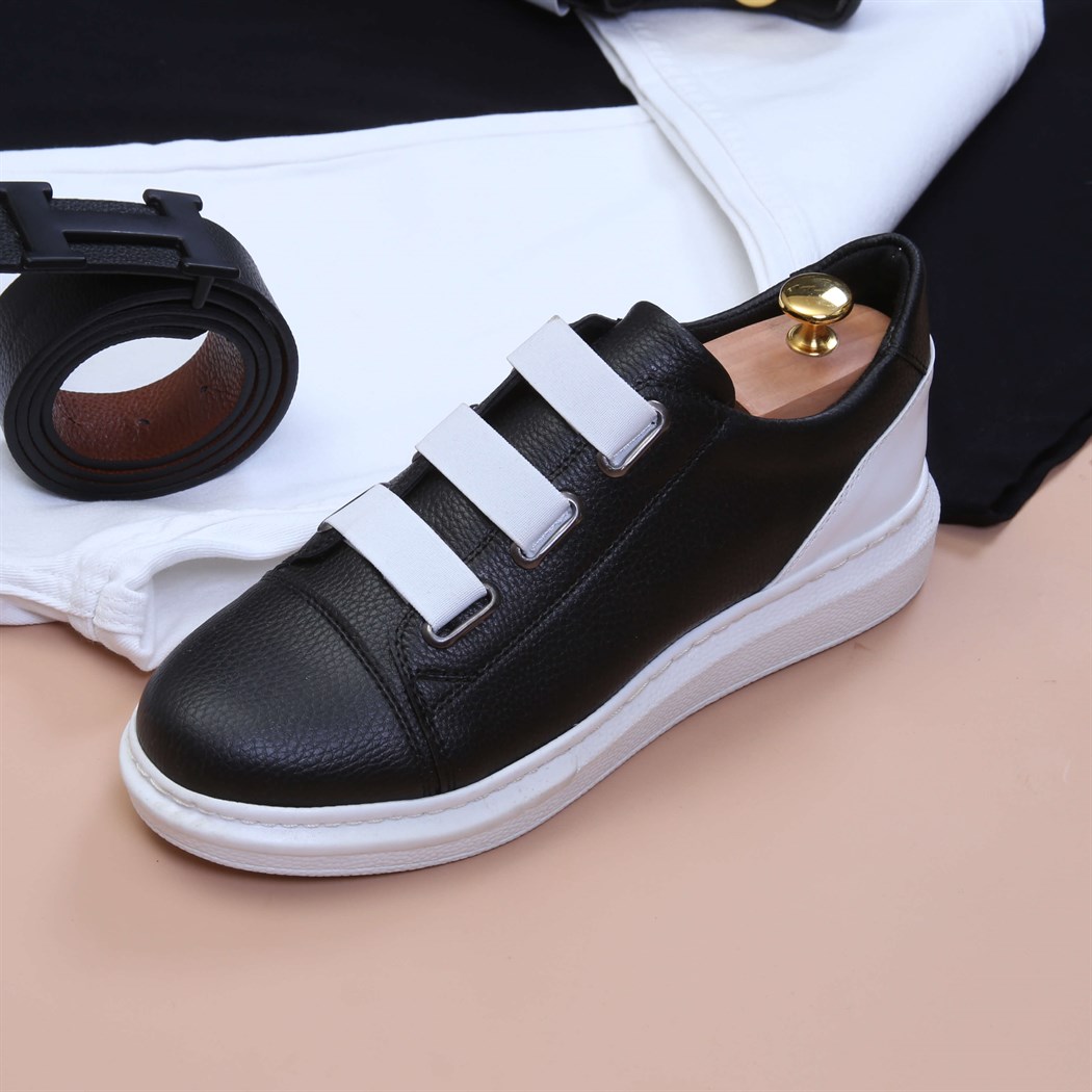 Siyah T-Shirt Beyaz Kot Pantolon Spor Ayakkabı Kombini 