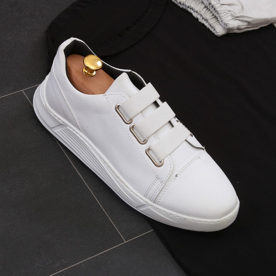 Siyah T-Shirt Gri Jogger Pantolon Spor Ayakkabı Kombini 