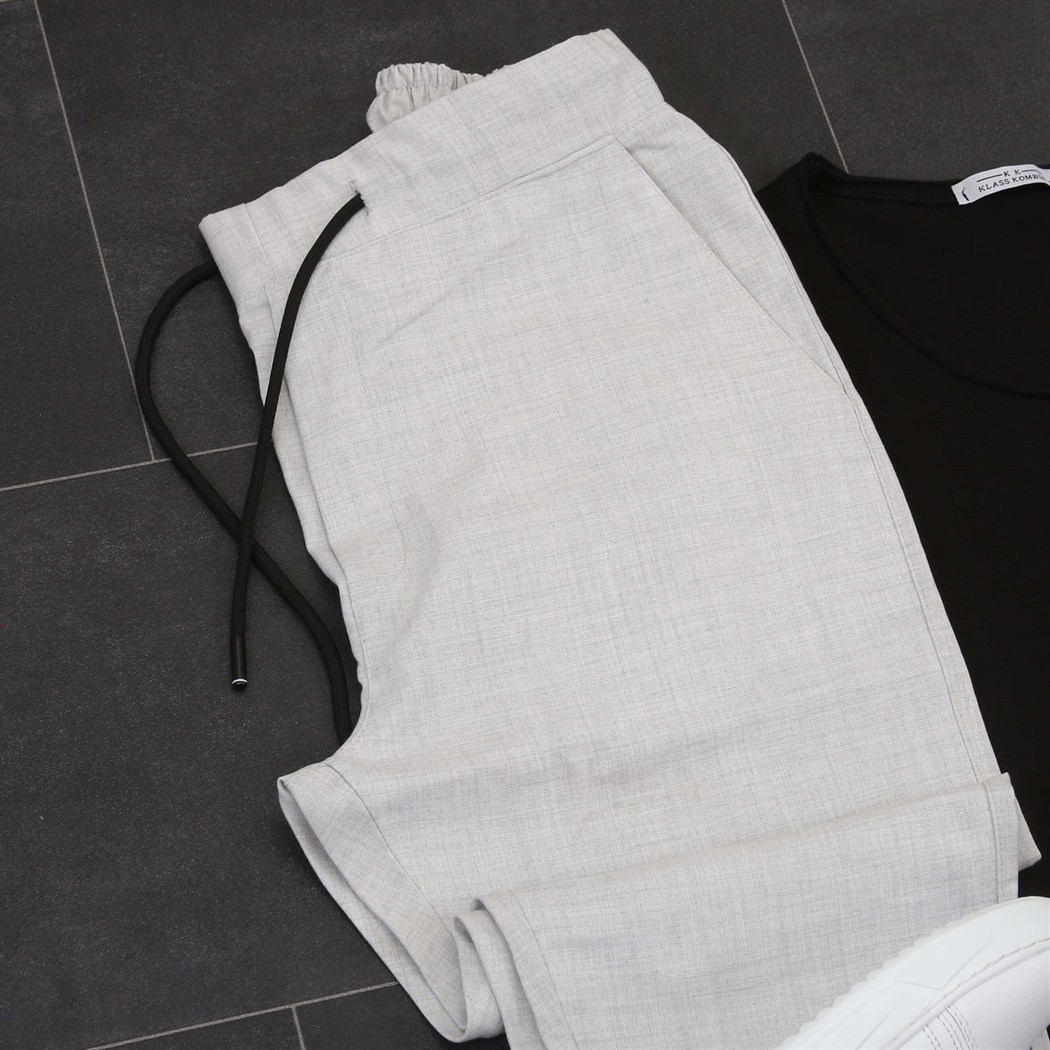 Siyah T-Shirt Gri Jogger Pantolon Spor Ayakkabı Kombini 