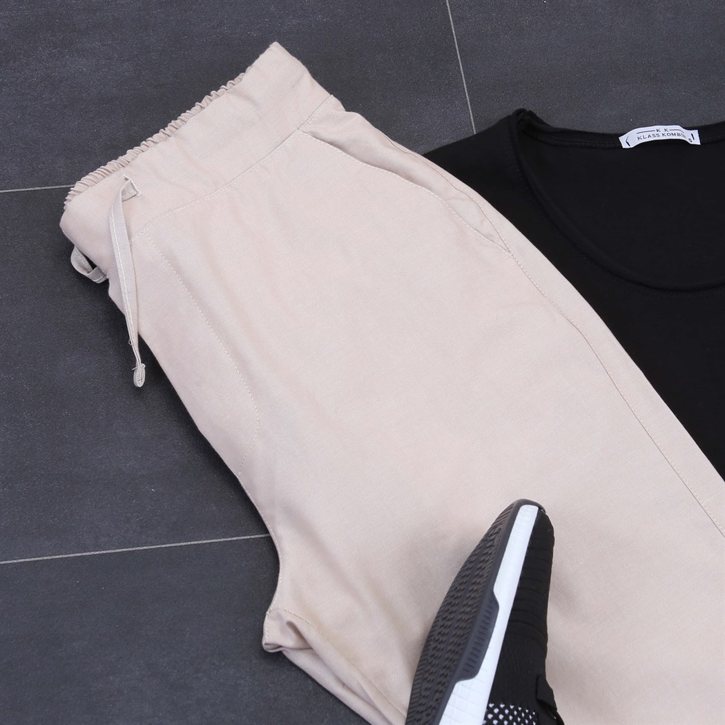 Siyah T-Shirt Jogger Pantolon Spor Ayakkabı Kombini 