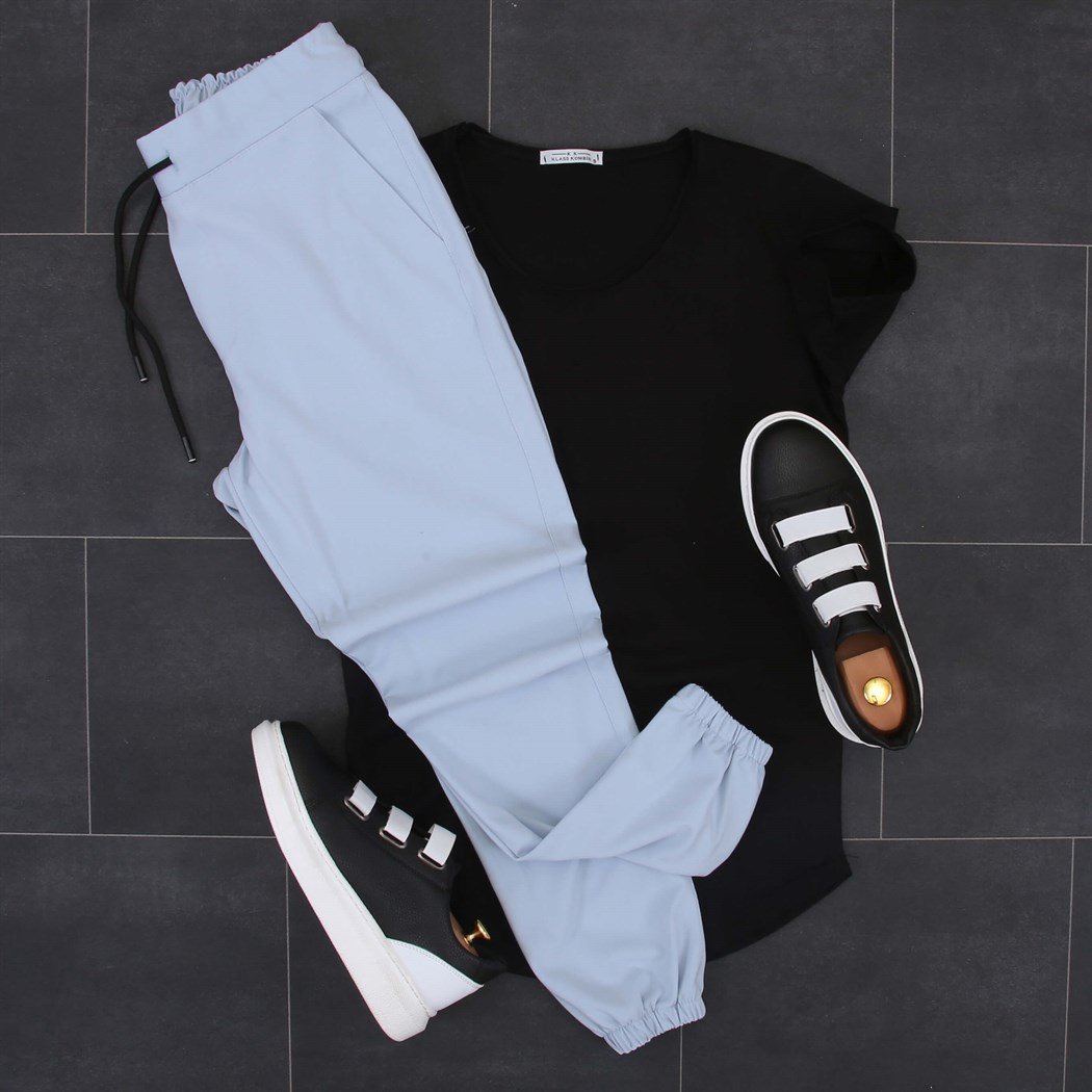 Siyah T-Shirt Jogger Pantolon Spor Ayakkabı Kombini 
