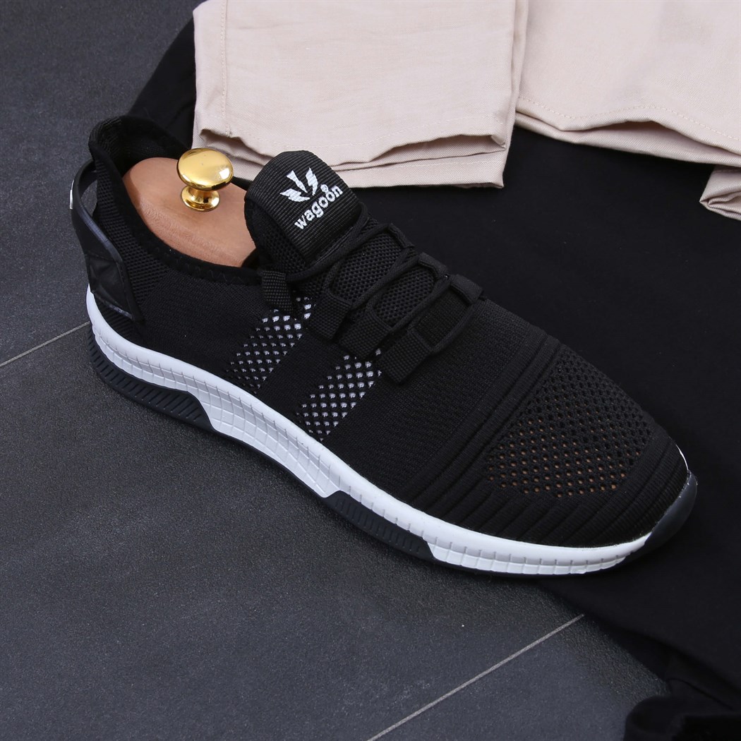 Siyah T-Shirt Jogger Pantolon Spor Ayakkabı Kombini 