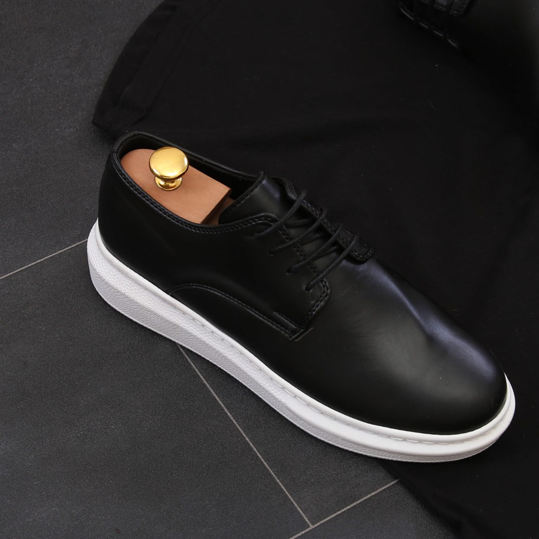 Siyah T-Shirt Kot Pantolon Klasik Ayakkabı Kombini 