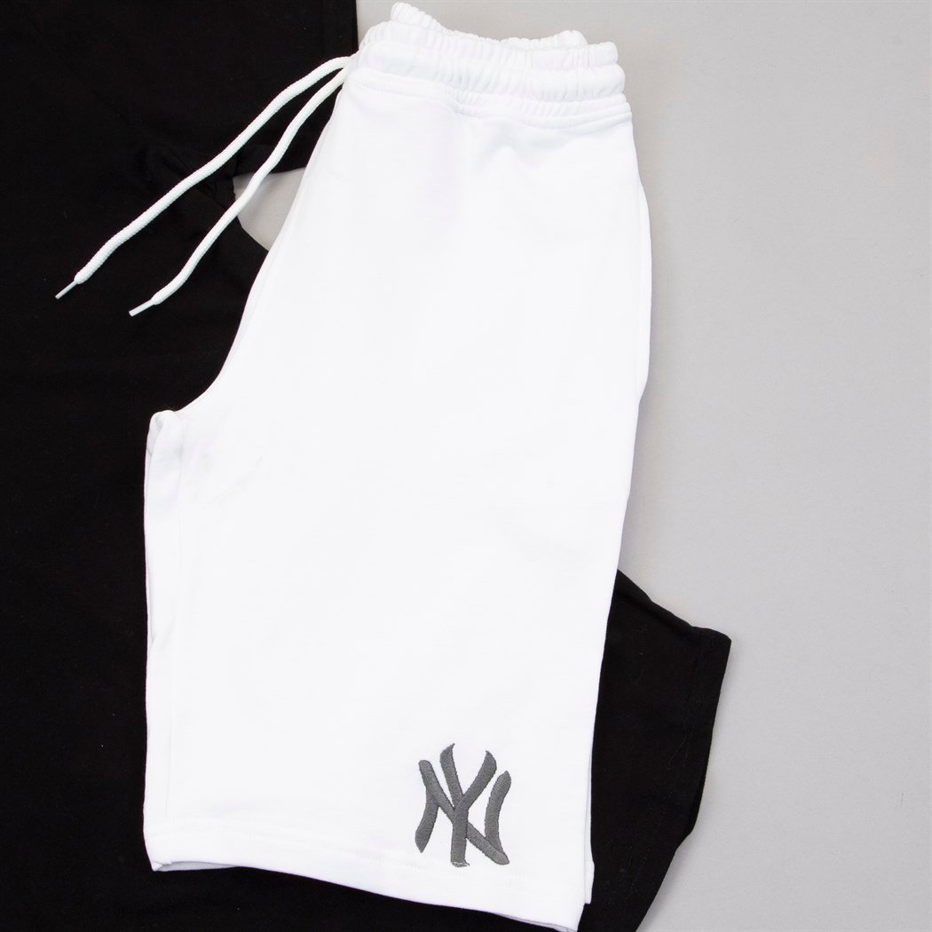 Siyah Tişört Beyaz Penye Şort Kombin