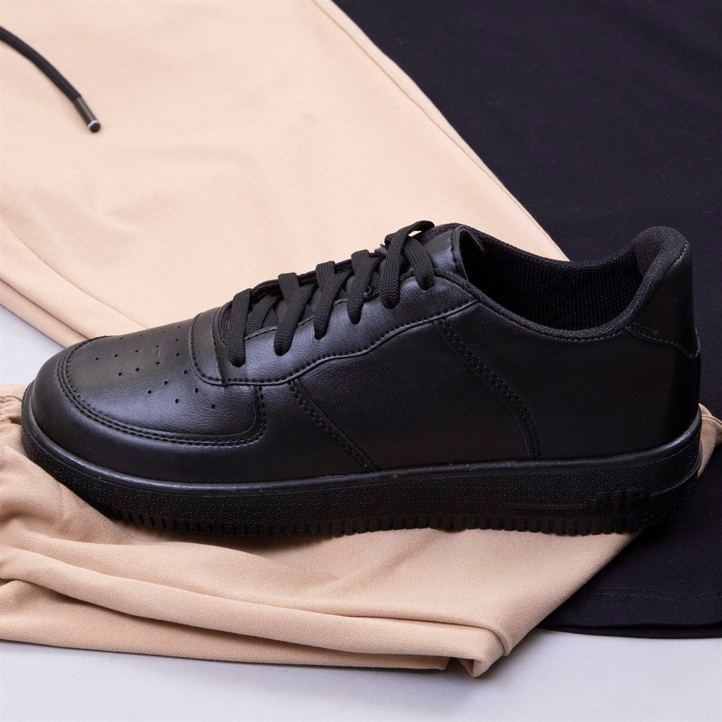 Siyah Tişört Jogger Pantolon Ayakkabı Kombin