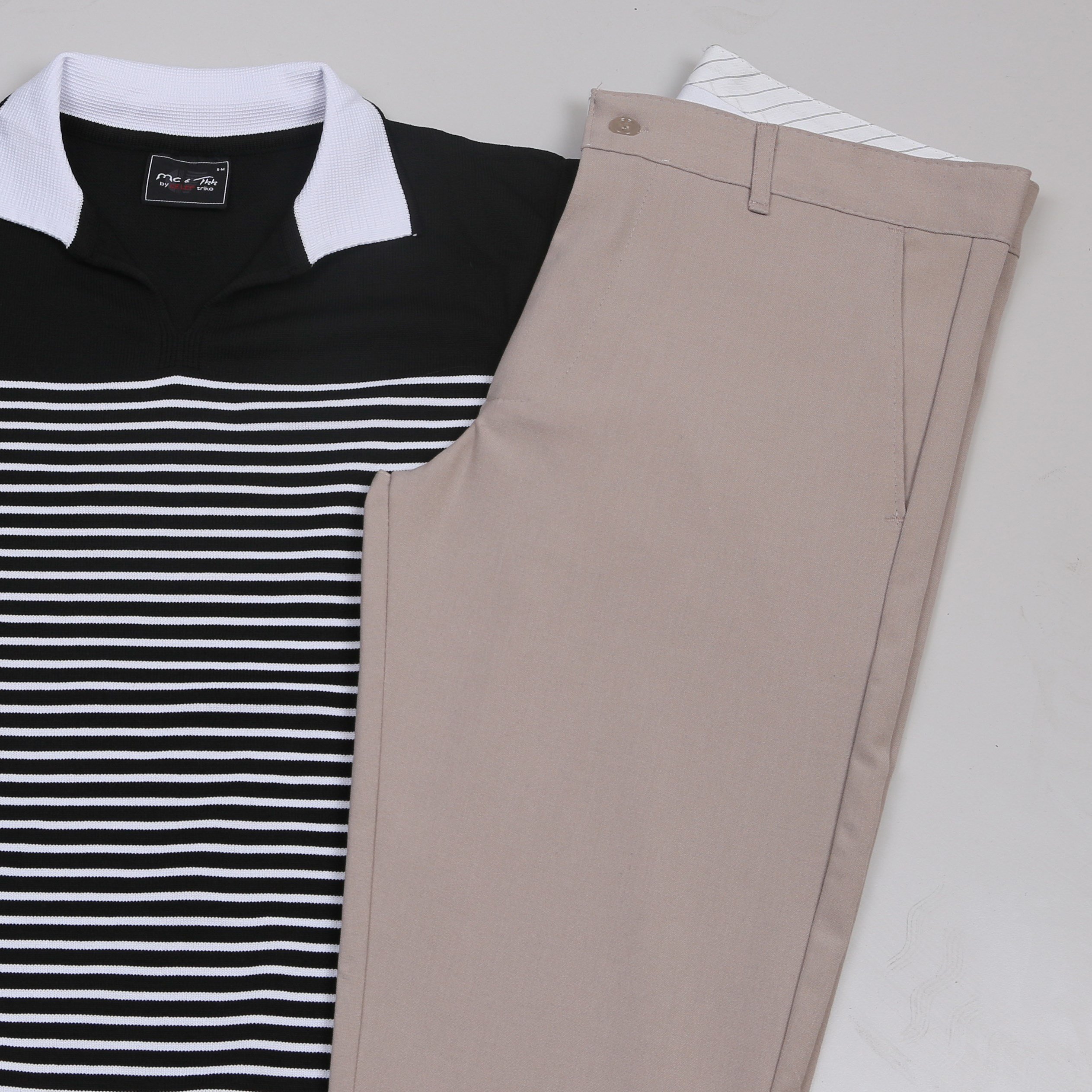 Siyah Triko Polo Yaka Tişört Bej Kumaş  Pantolon Ayakkabı Kombin