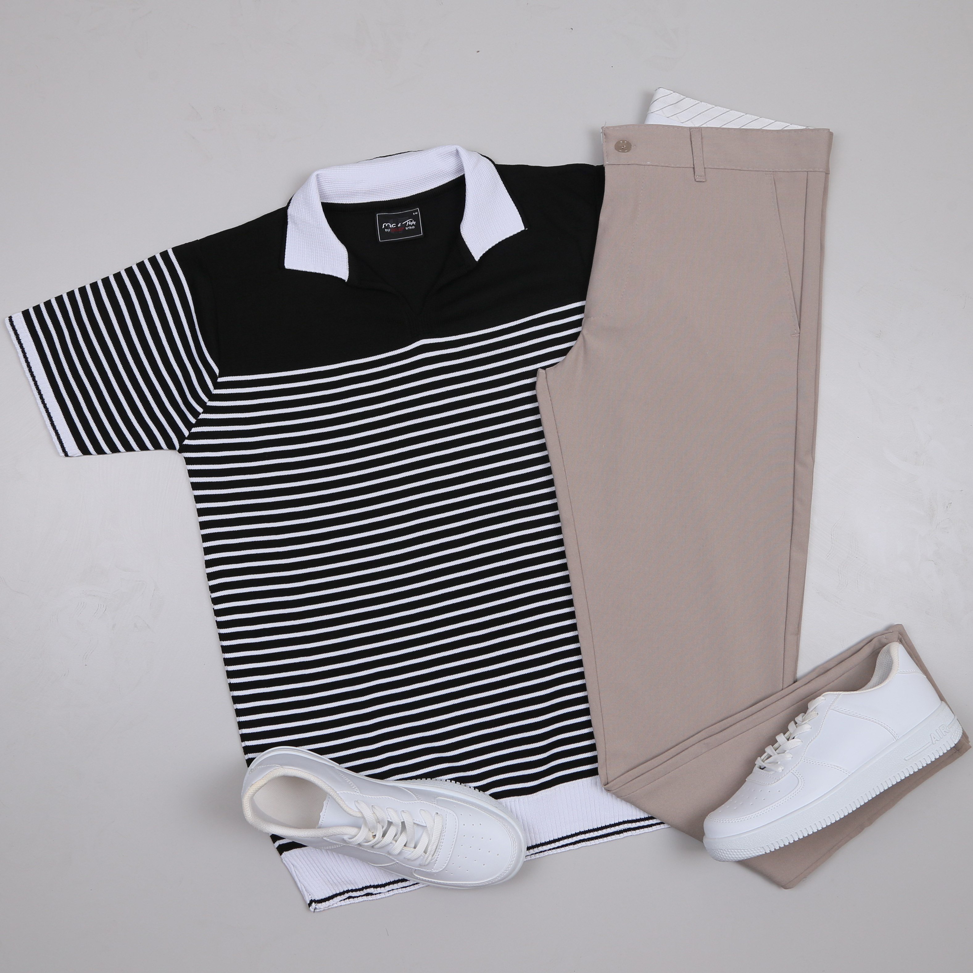 Siyah Triko Polo Yaka Tişört Bej Kumaş  Pantolon Ayakkabı Kombin