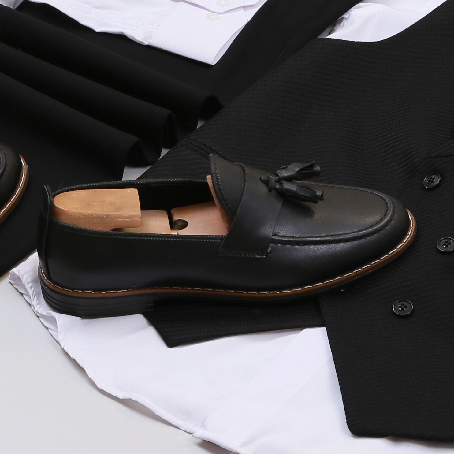 Siyah Yelekli Klasik Kombin