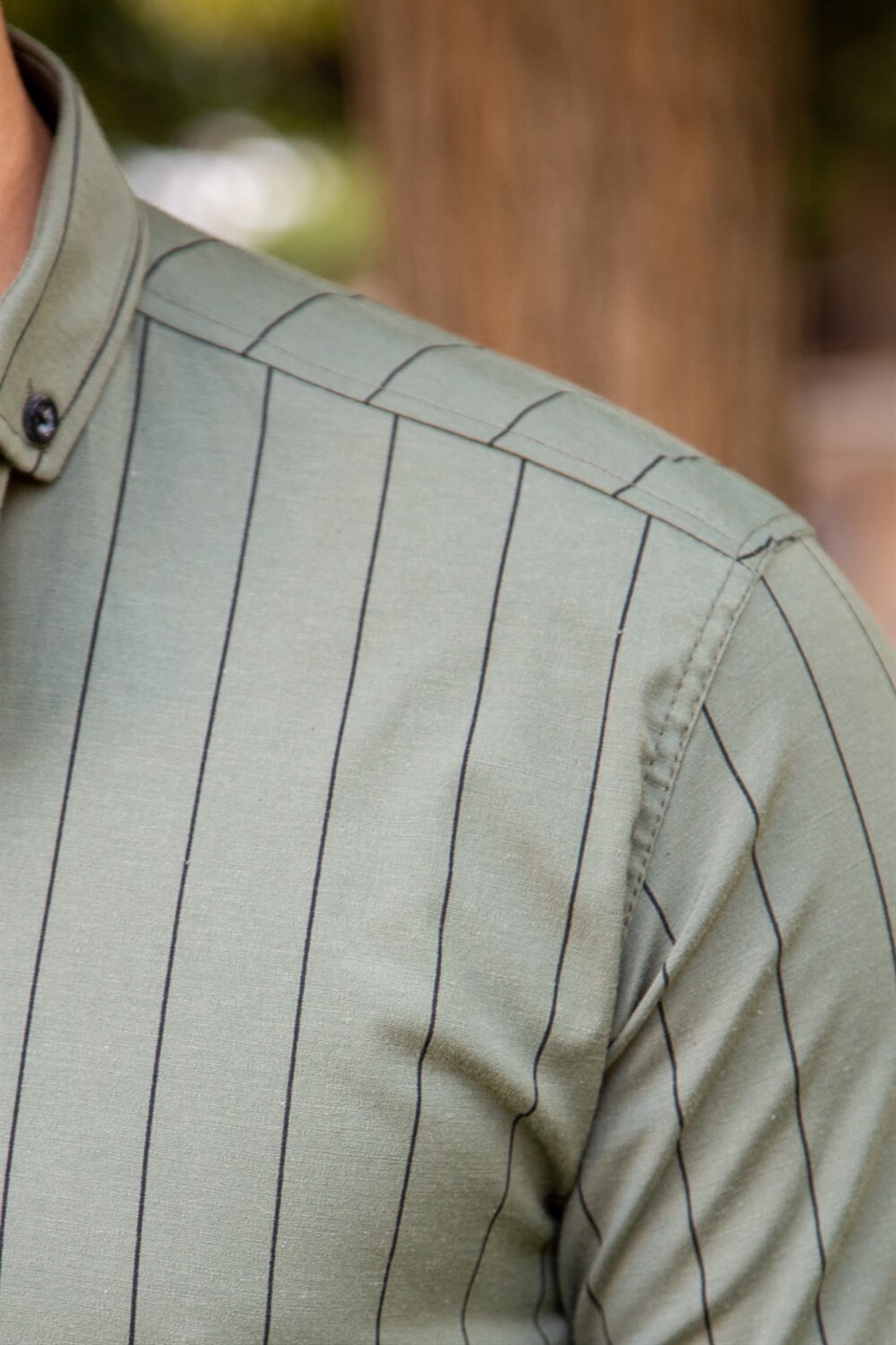 Sli̇m fi̇t geni̇ş çi̇zgi̇li haki klasi̇k gömlek