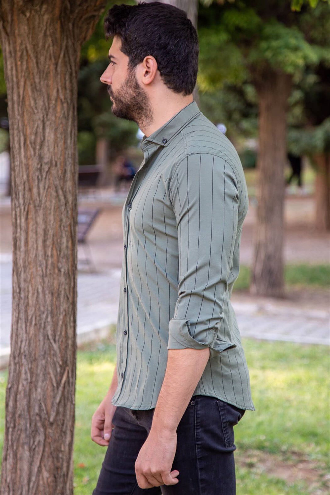 Sli̇m fi̇t geni̇ş çi̇zgi̇li haki klasi̇k gömlek