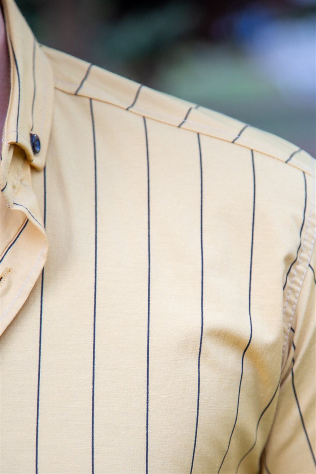 Sli̇m fi̇t geni̇ş çi̇zgi̇li hardal klasi̇k gömlek