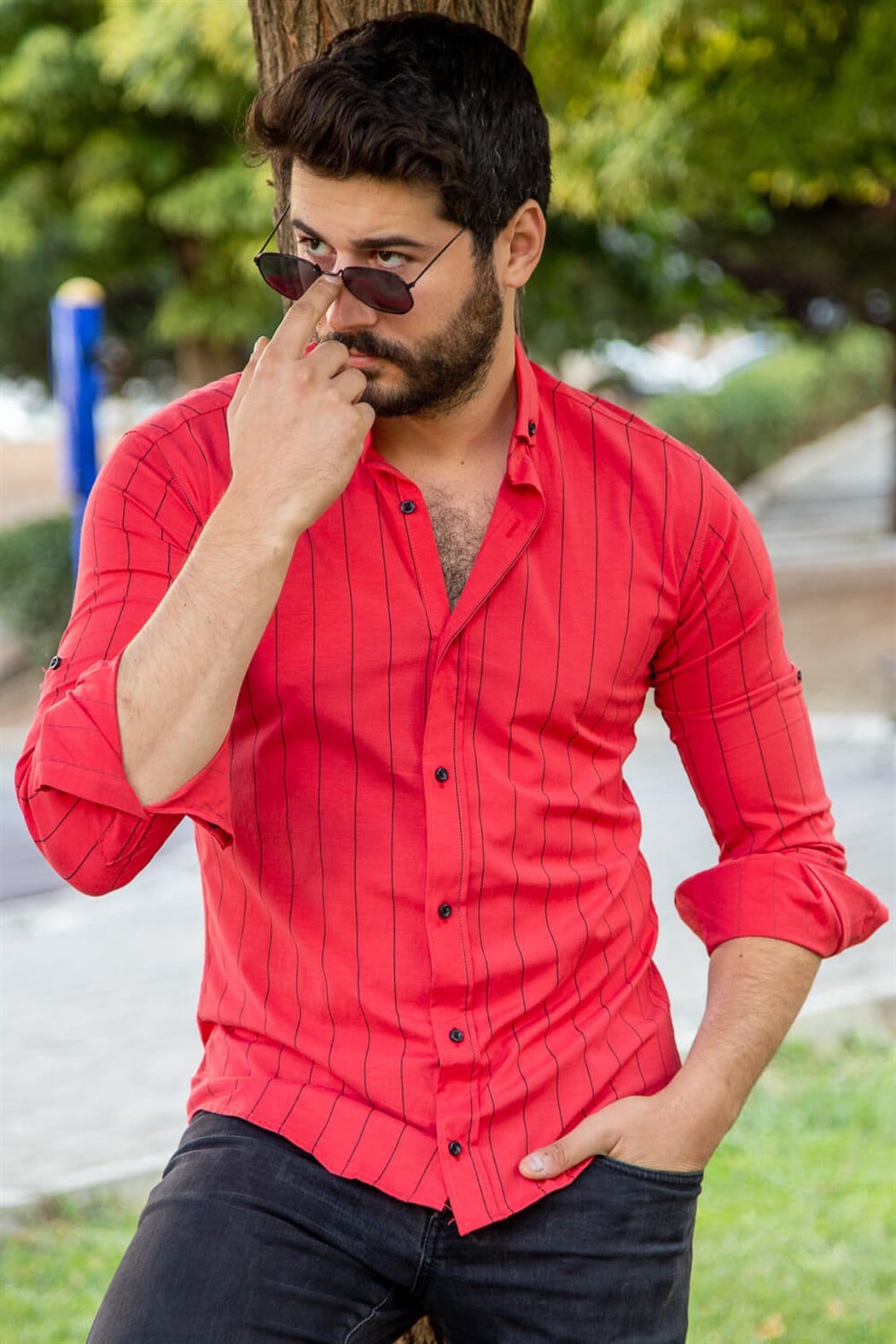 Sli̇m fi̇t geni̇ş çi̇zgi̇li kırmızı klasi̇k gömlek