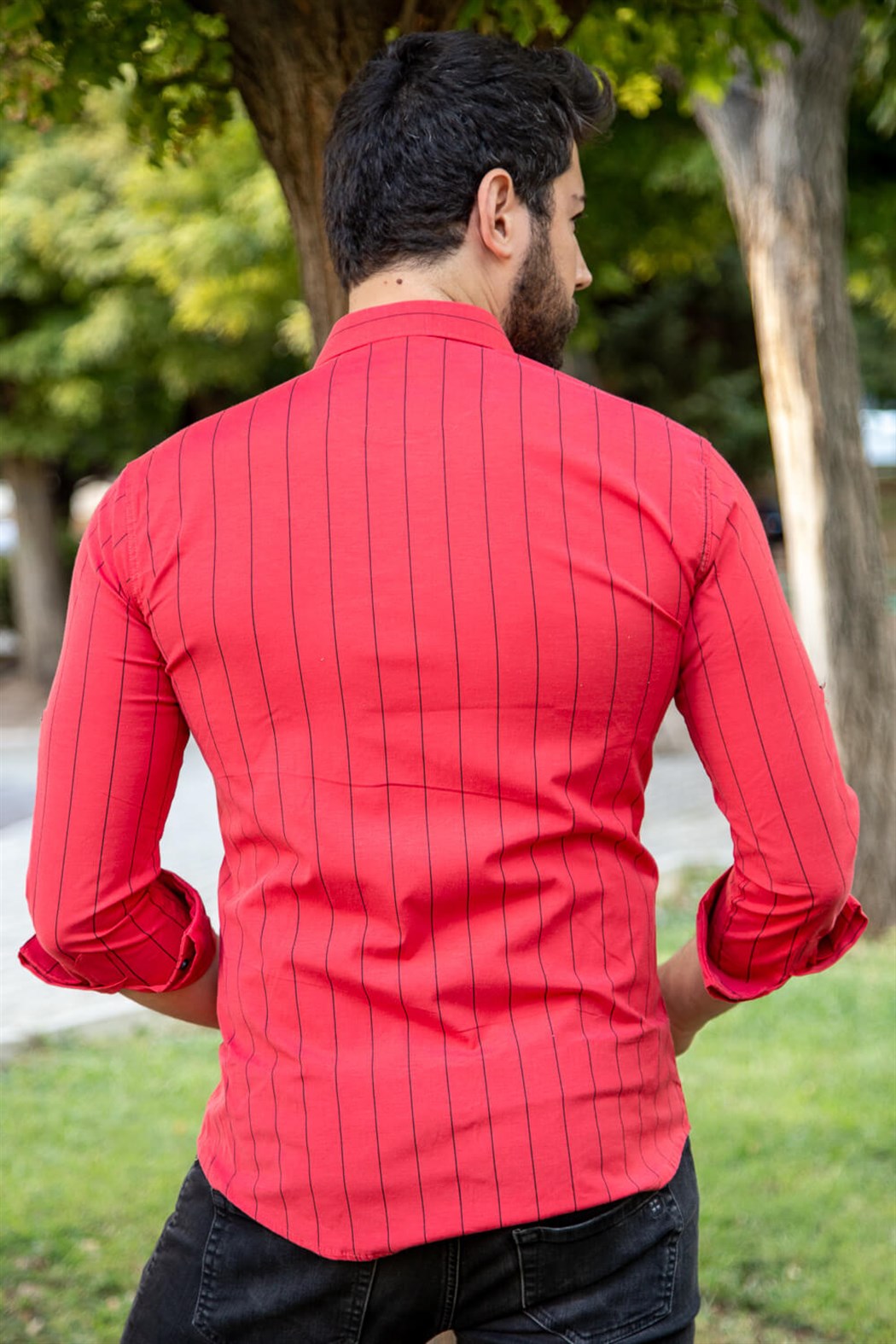 Sli̇m fi̇t geni̇ş çi̇zgi̇li kırmızı klasi̇k gömlek