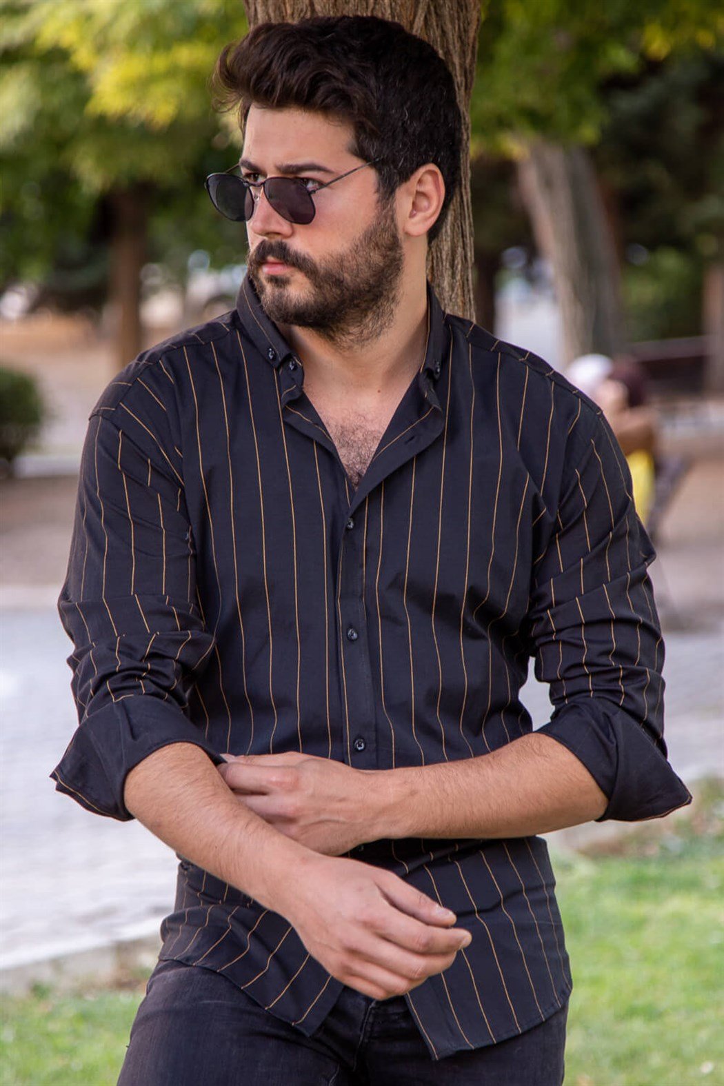 Sli̇m fi̇t geni̇ş çi̇zgi̇li siyah klasi̇k gömlek