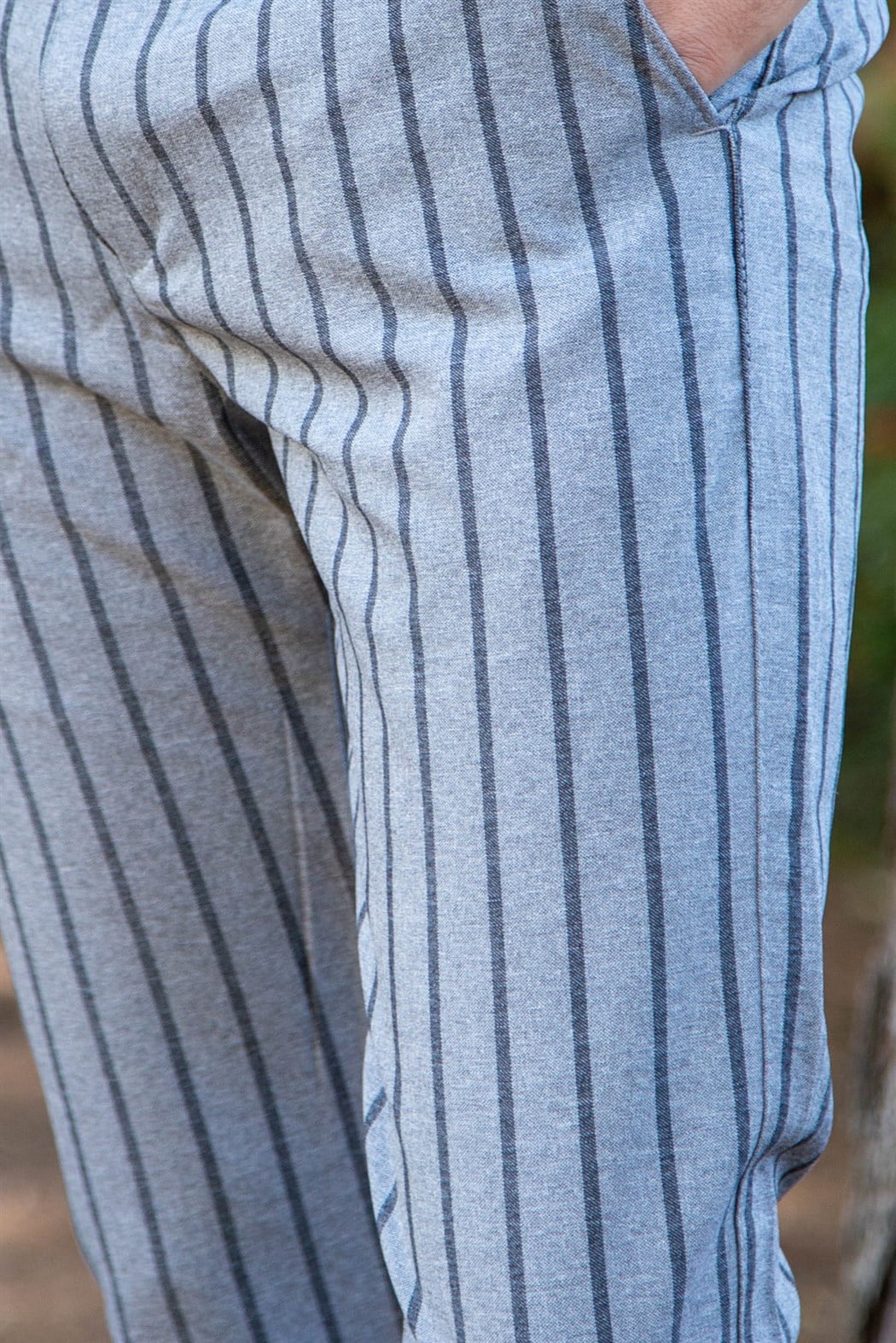 Slim fit yan cep detaylı gri üzeri koyu gri çizgili kumaş pantolon