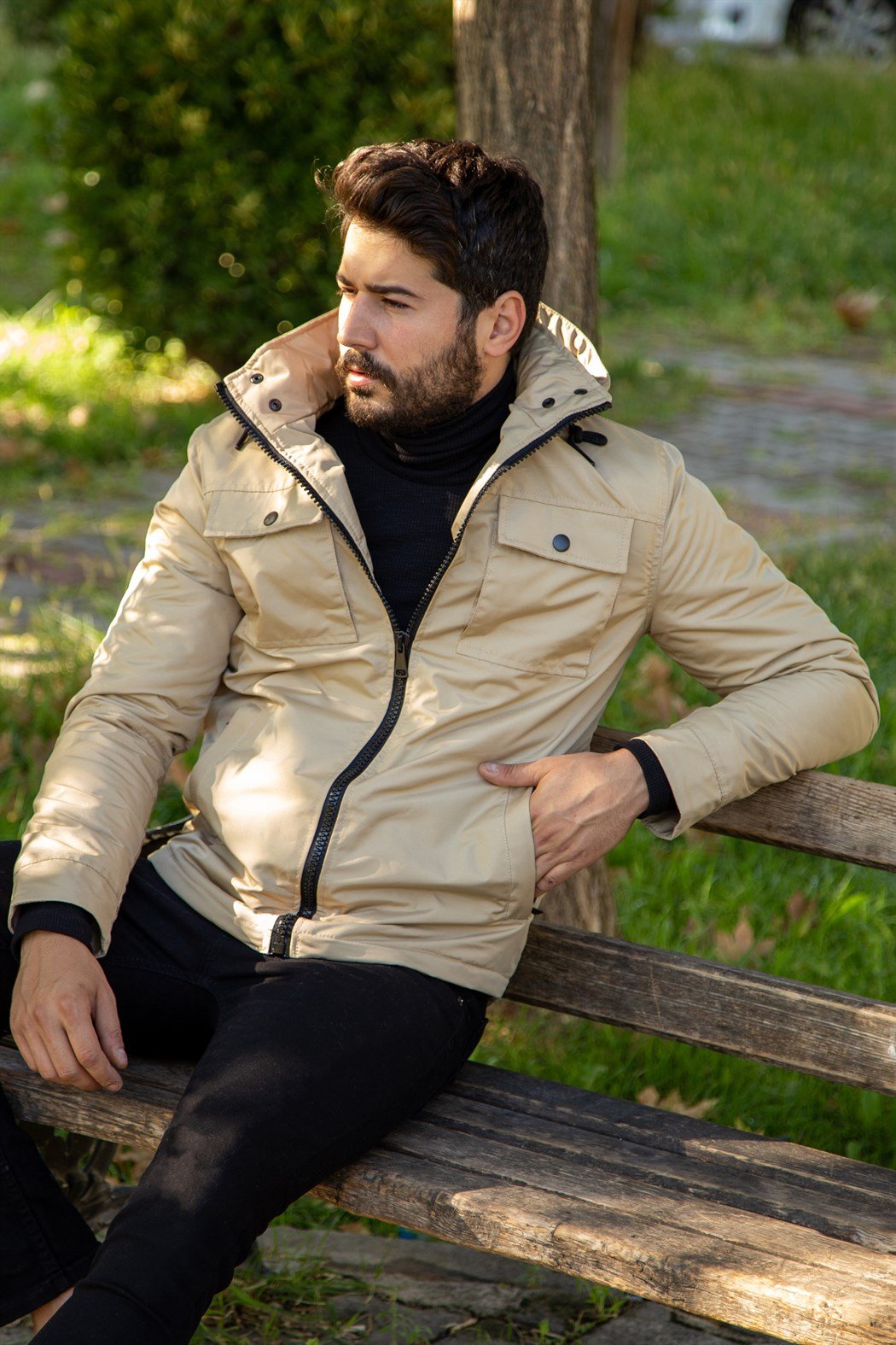 Su ve rüzgara dayanıklı bej kapşonlu yağmurluk 