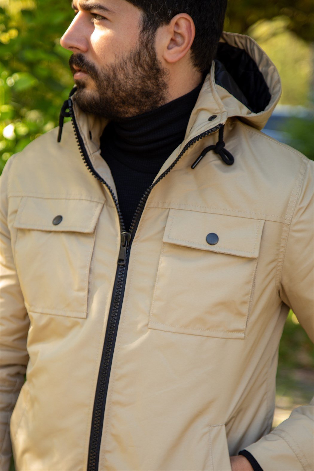 Su ve rüzgara dayanıklı bej kapşonlu yağmurluk 