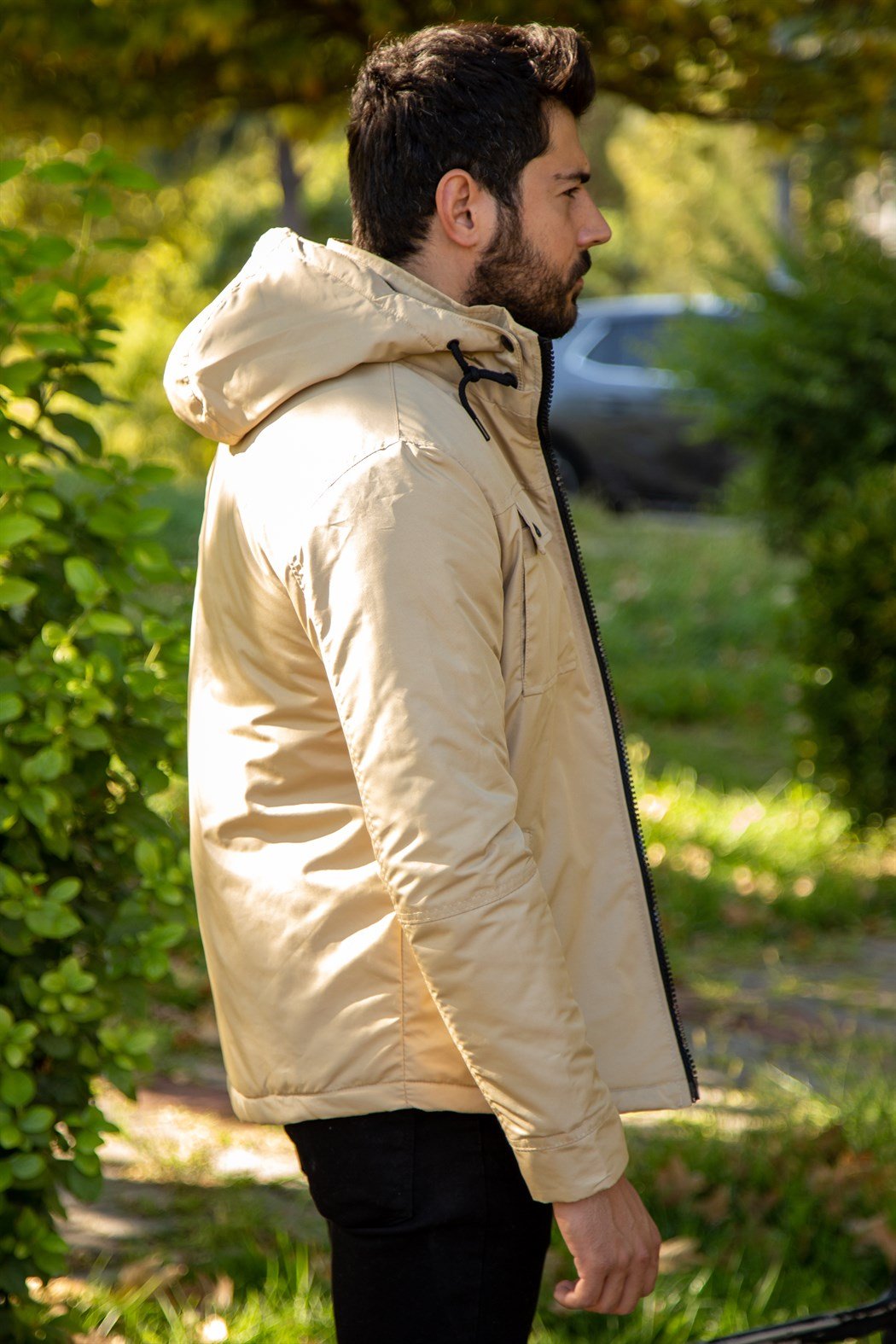 Su ve rüzgara dayanıklı bej kapşonlu yağmurluk 