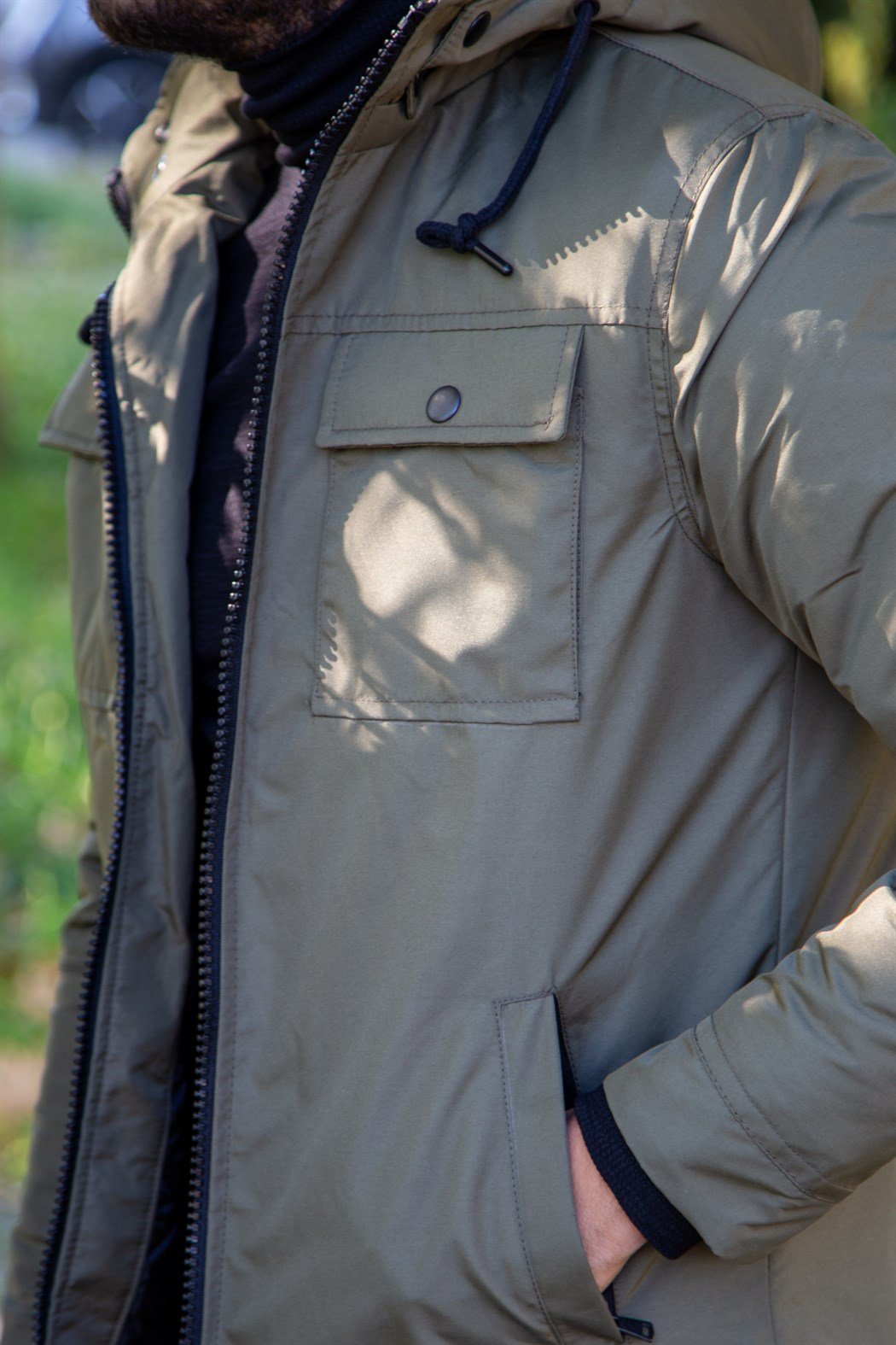 Su ve rüzgara dayanıklı haki kapşonlu yağmurluk 