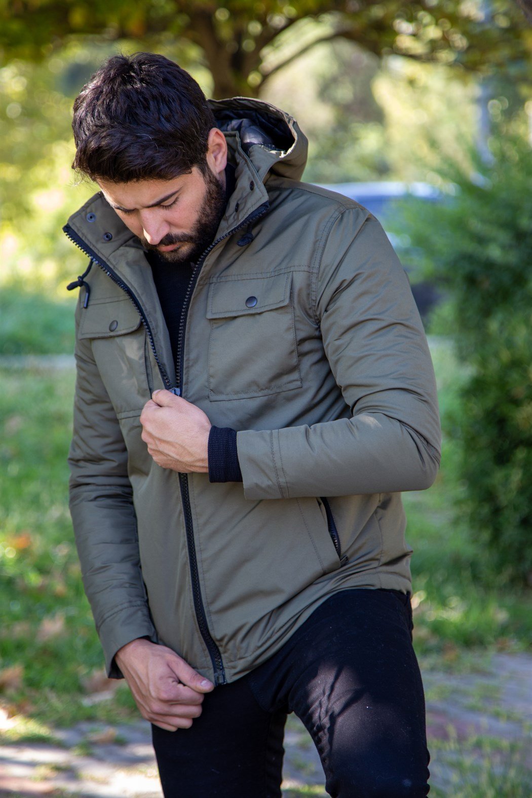 Su ve rüzgara dayanıklı haki kapşonlu yağmurluk 