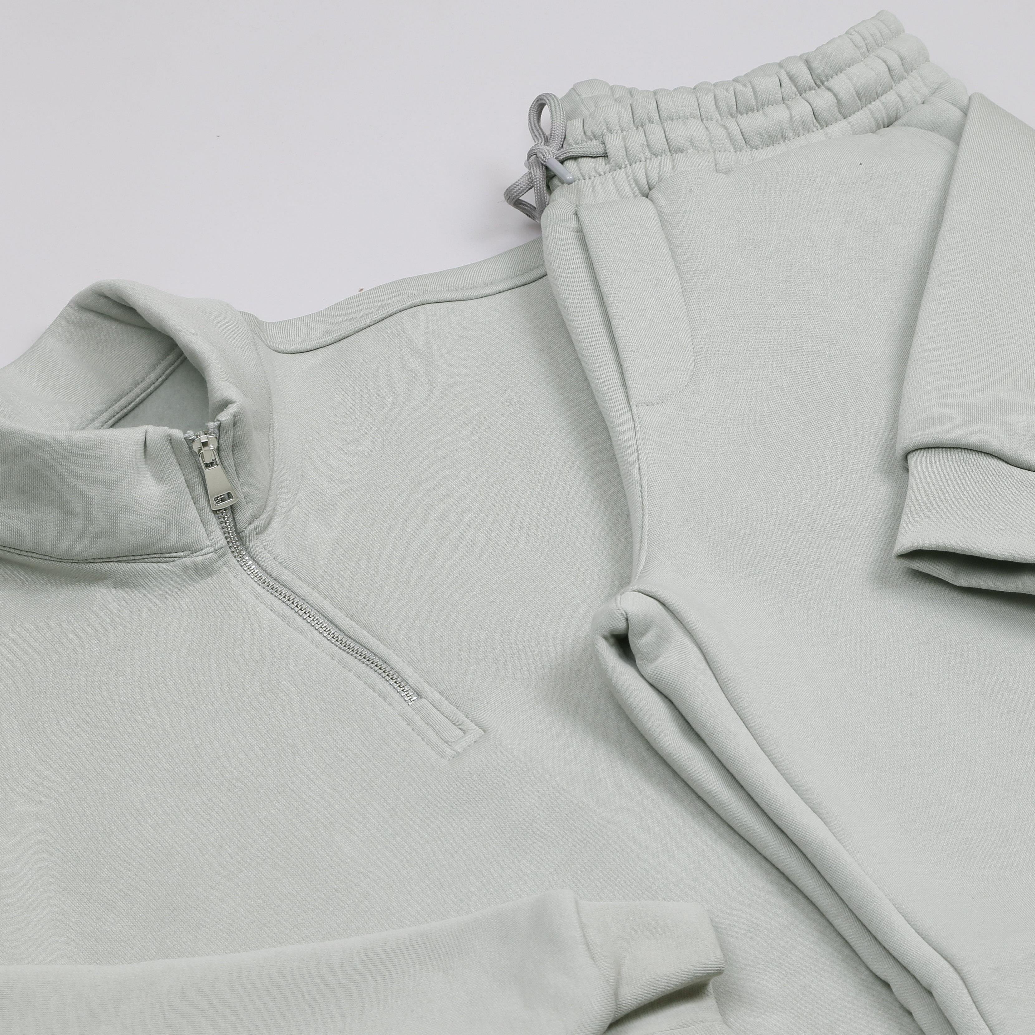 Su Yeşili Dik Yaka Fermuarlı Sweatshirt Eşofman Altı Ayakkabı Kombini