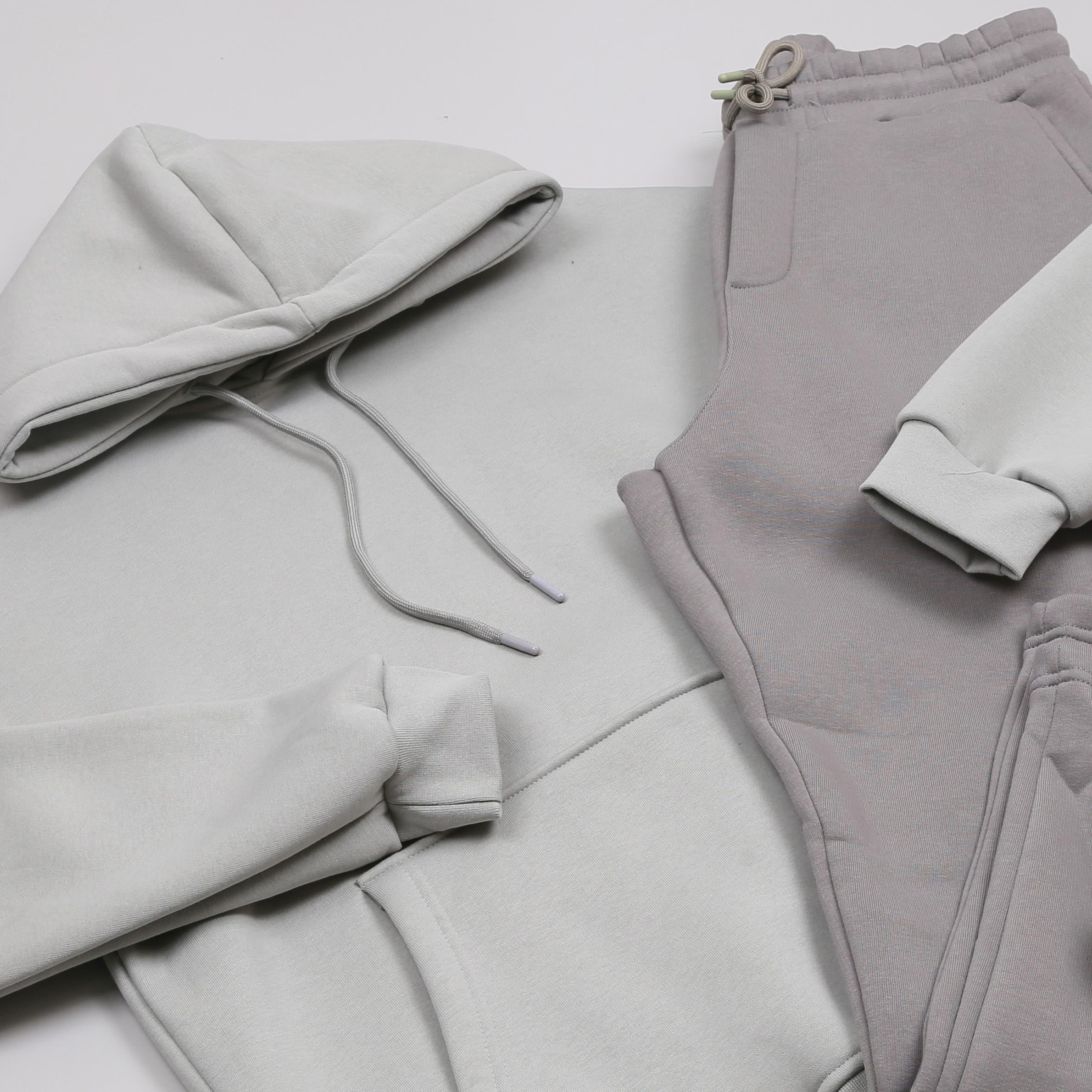 Su Yeşili Kapşonlu Sweatshirt Eşofman Altı Ayakkabı Kombini