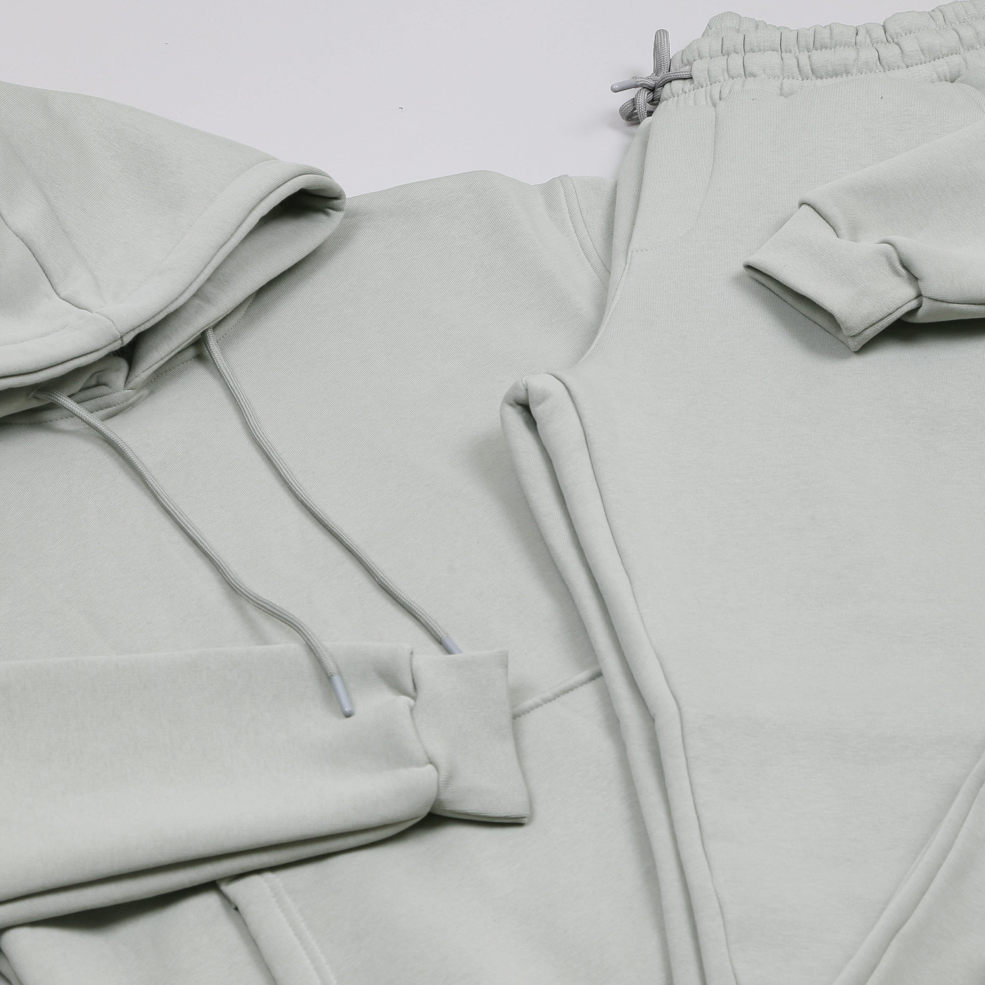 Su Yeşili Kapşonlu Sweatshirt Eşofman Altı Ayakkabı Kombini