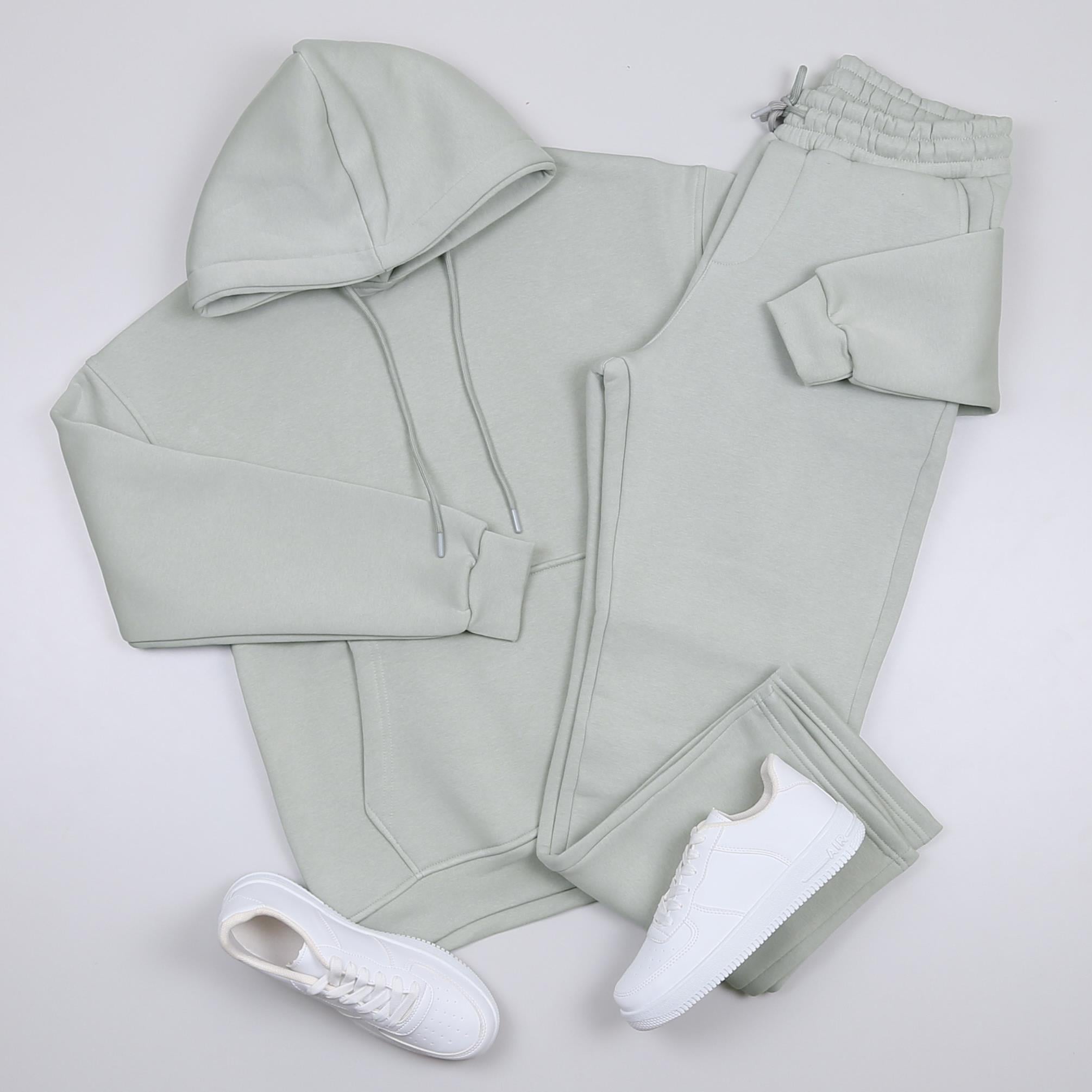 Su Yeşili Kapşonlu Sweatshirt Eşofman Altı Ayakkabı Kombini