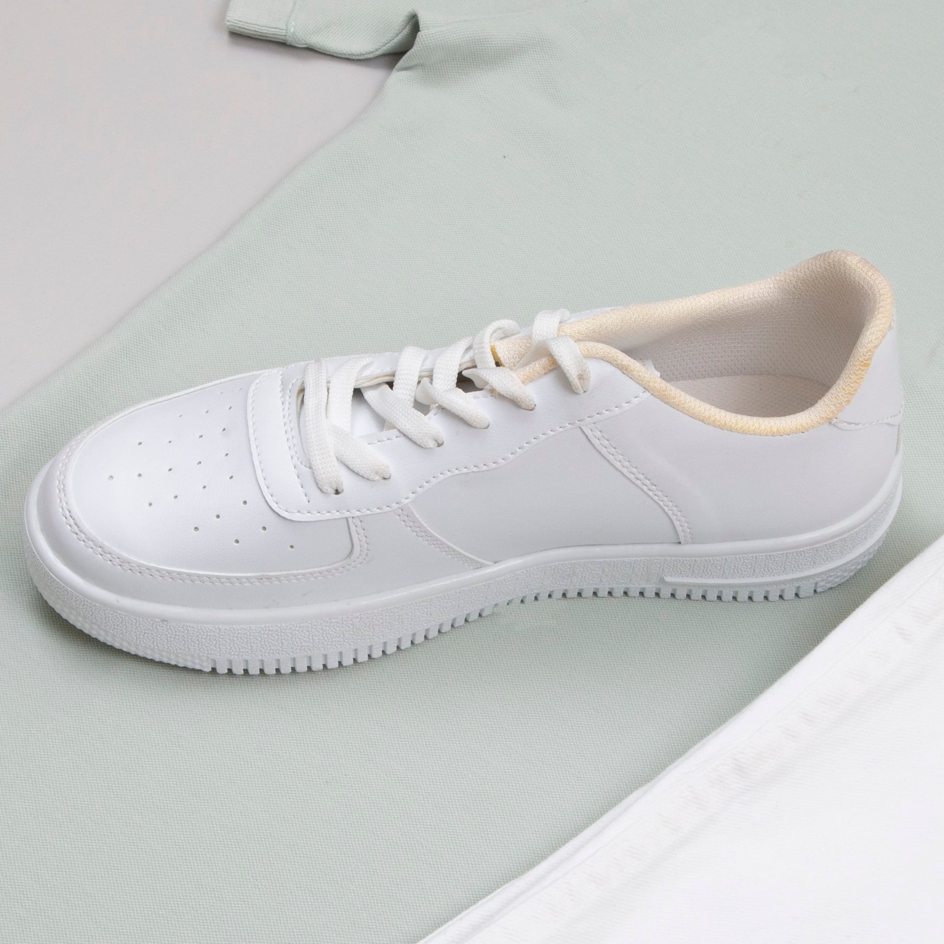 Su Yeşili Polo Yaka Tişört Beyaz Kot pantolon  ayakkabı Kombin