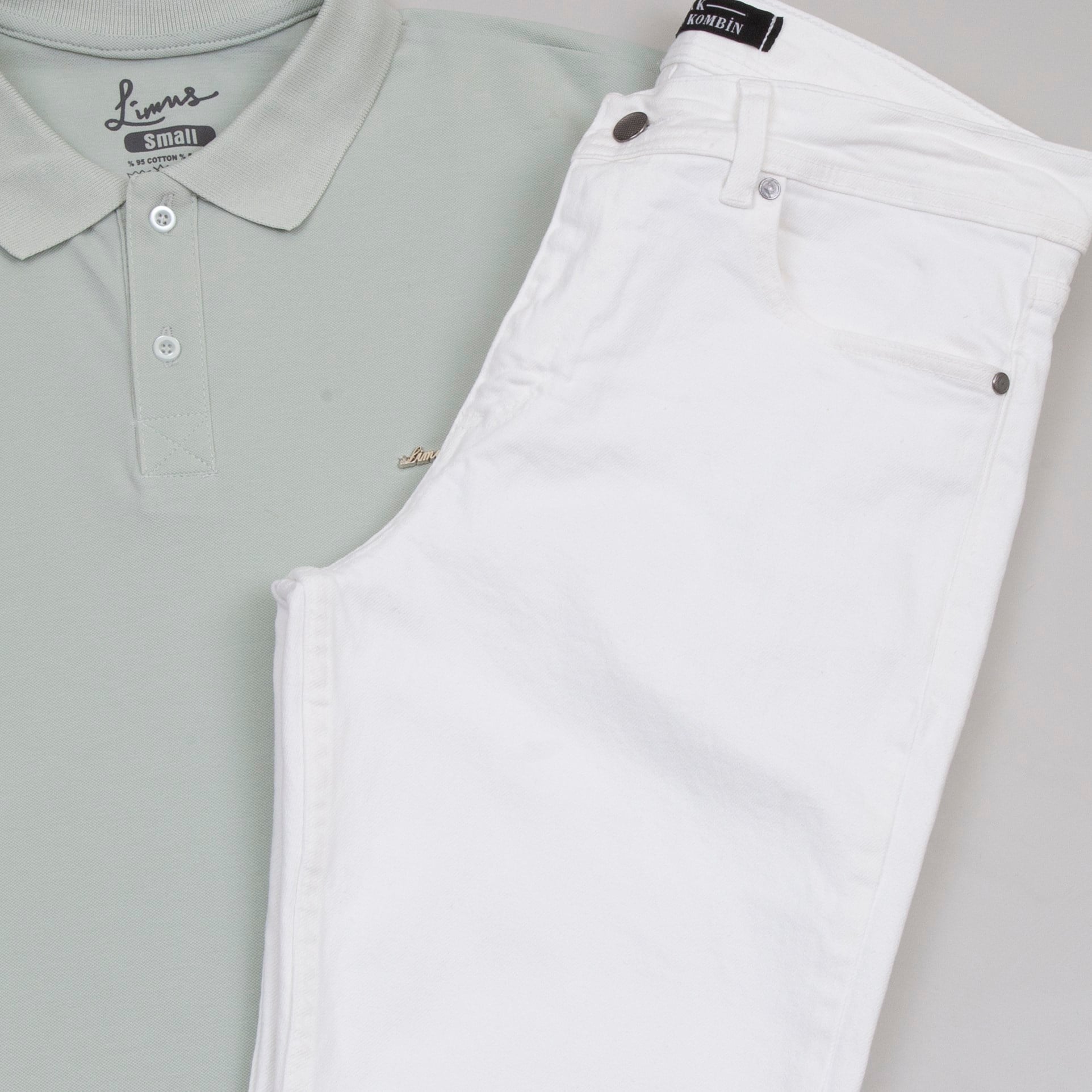 Su Yeşili Polo Yaka Tişört Beyaz Kot pantolon  ayakkabı Kombin