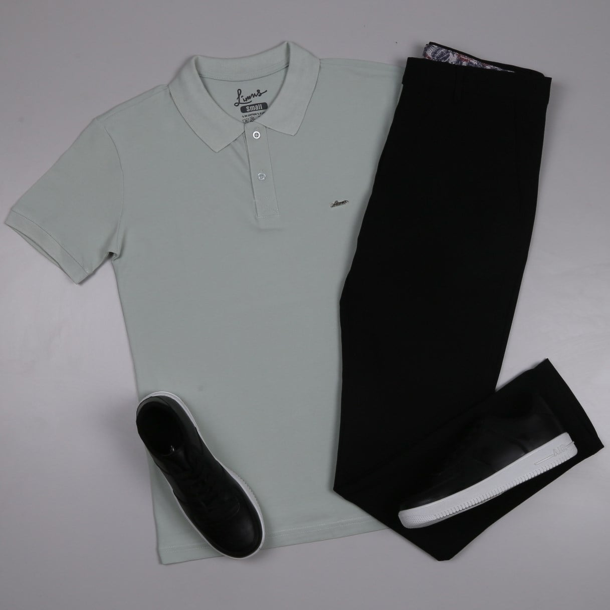 Su Yeşili Polo Yaka Tişört Siyah kumaş  pantolon  ayakkabı Kombin