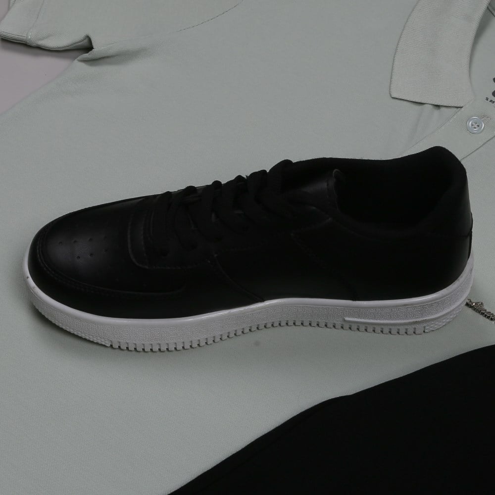 Su Yeşili Polo Yaka Tişört Siyah kumaş  pantolon  ayakkabı Kombin