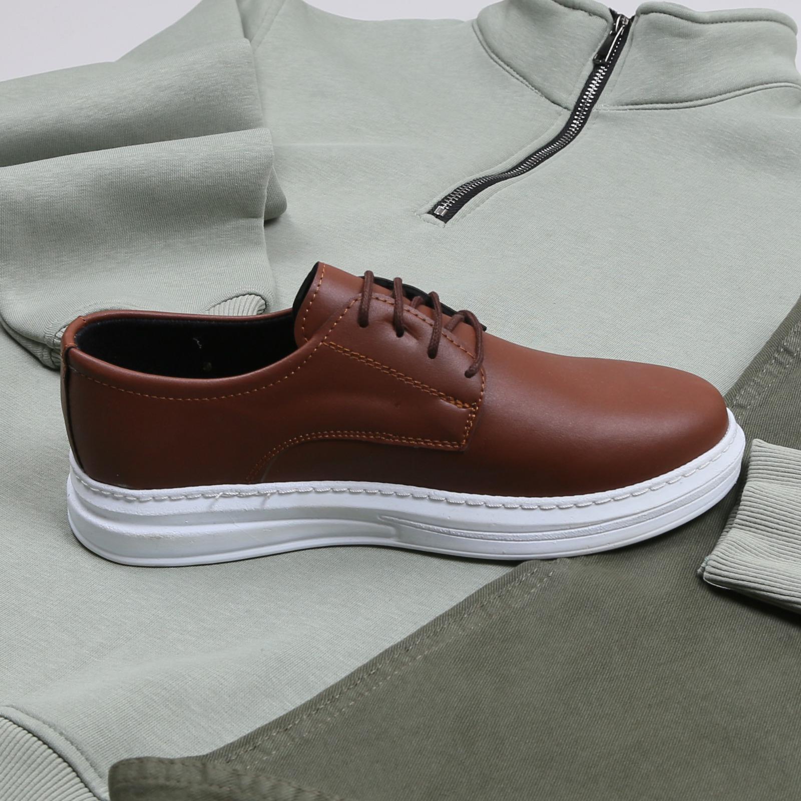 Su Yeşili Sweat Kot Pantolon Ayakkabı Kombini