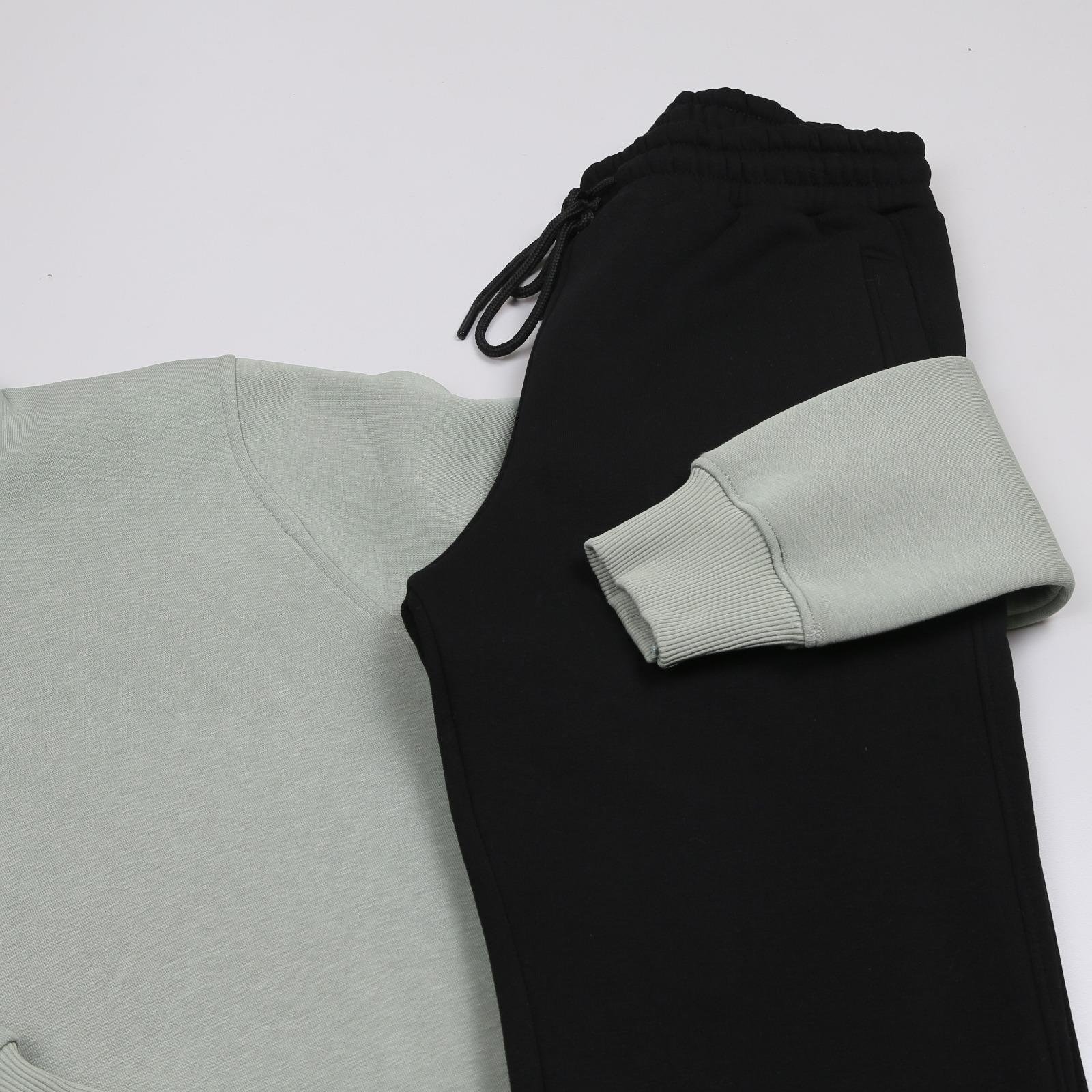 Su Yeşili Sweatshirt Siyah eşofman Ayakkabı  Kombini